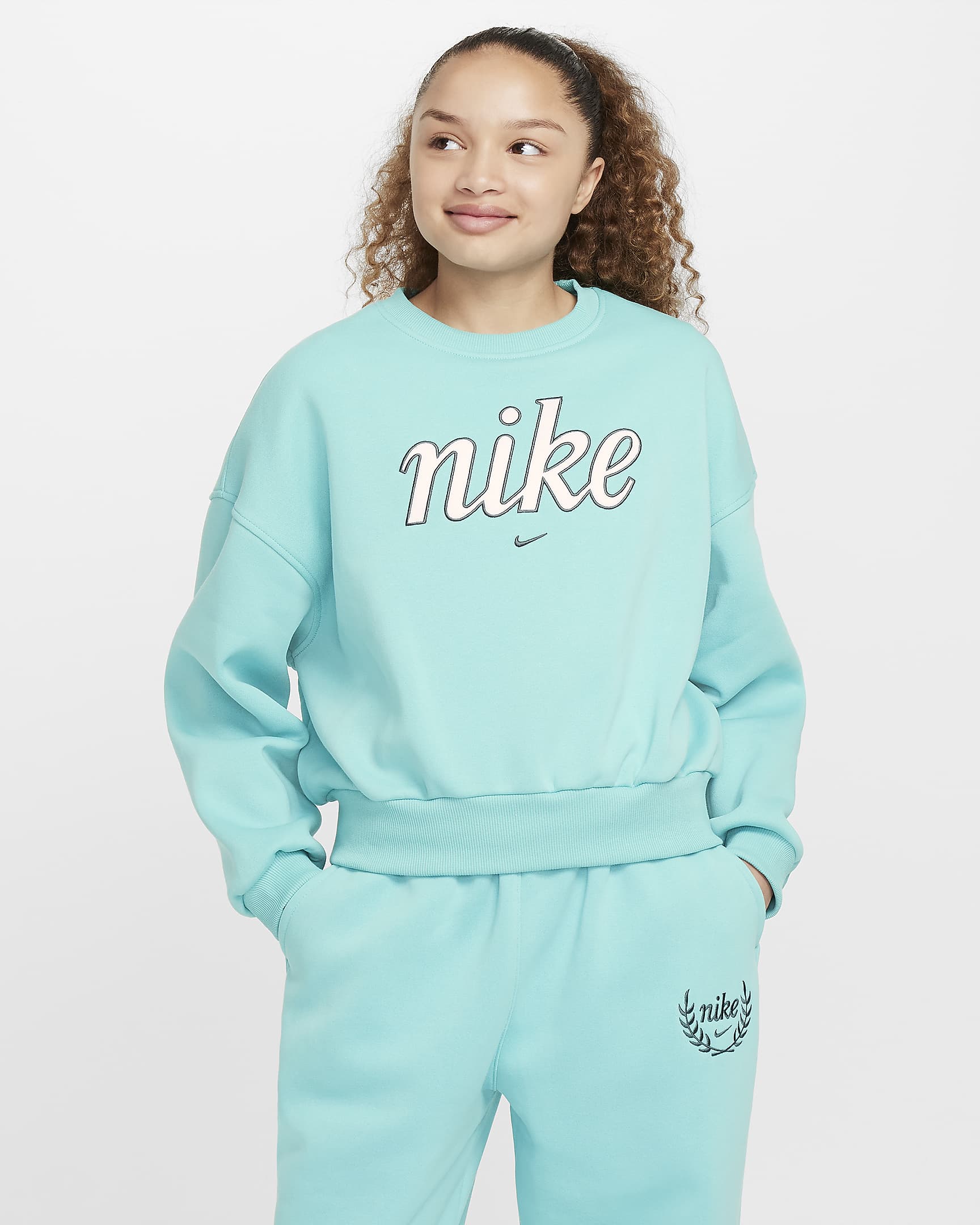 Nike Sportswear Club Fleece-Sweatshirt mit Rundhalsausschnitt für Mädchen mit kastiger Passform - Green Frost/Vintage Green