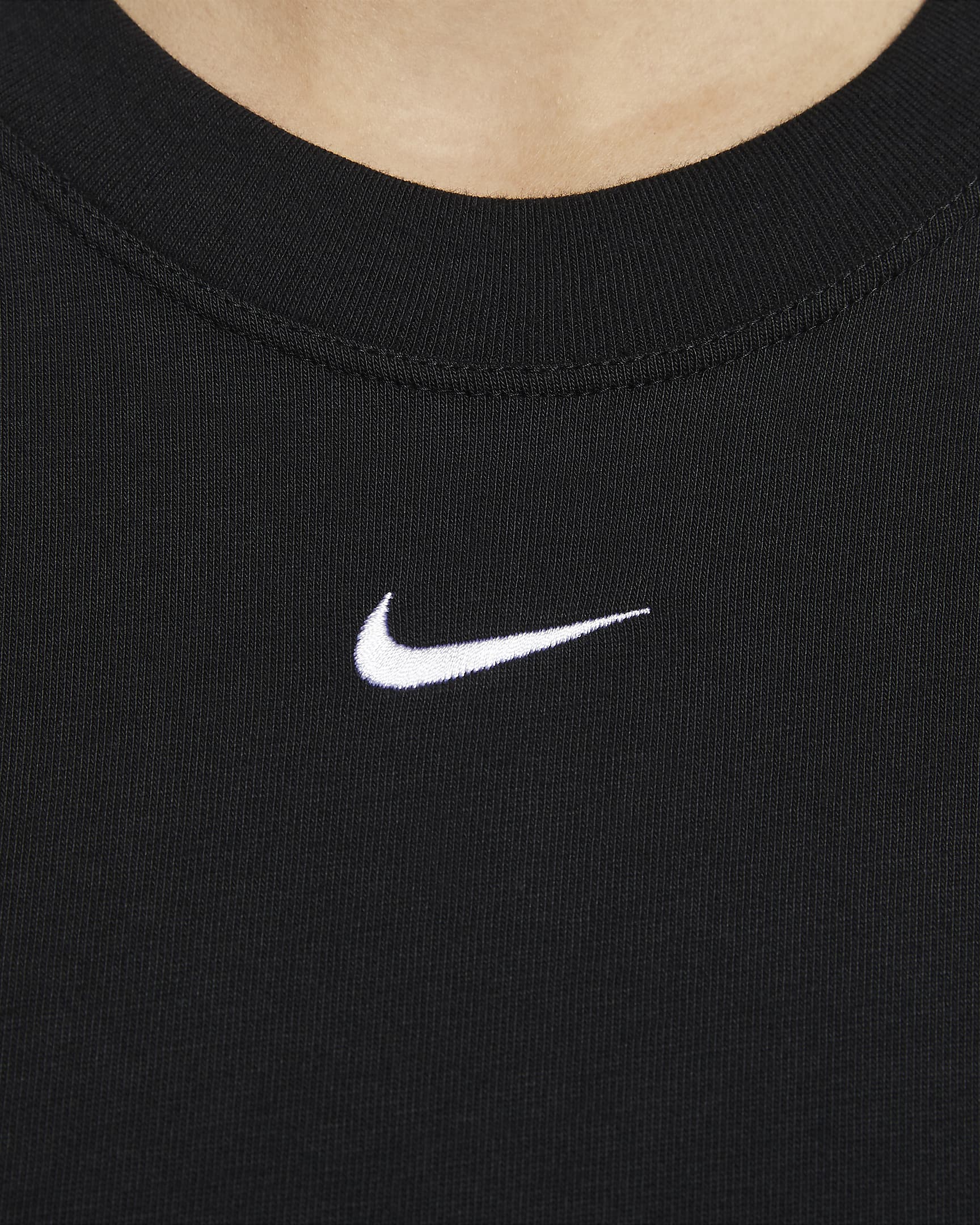 เสื้อยืดผู้หญิงทรงหลวม Nike Sportswear Essential - ดำ/ขาว