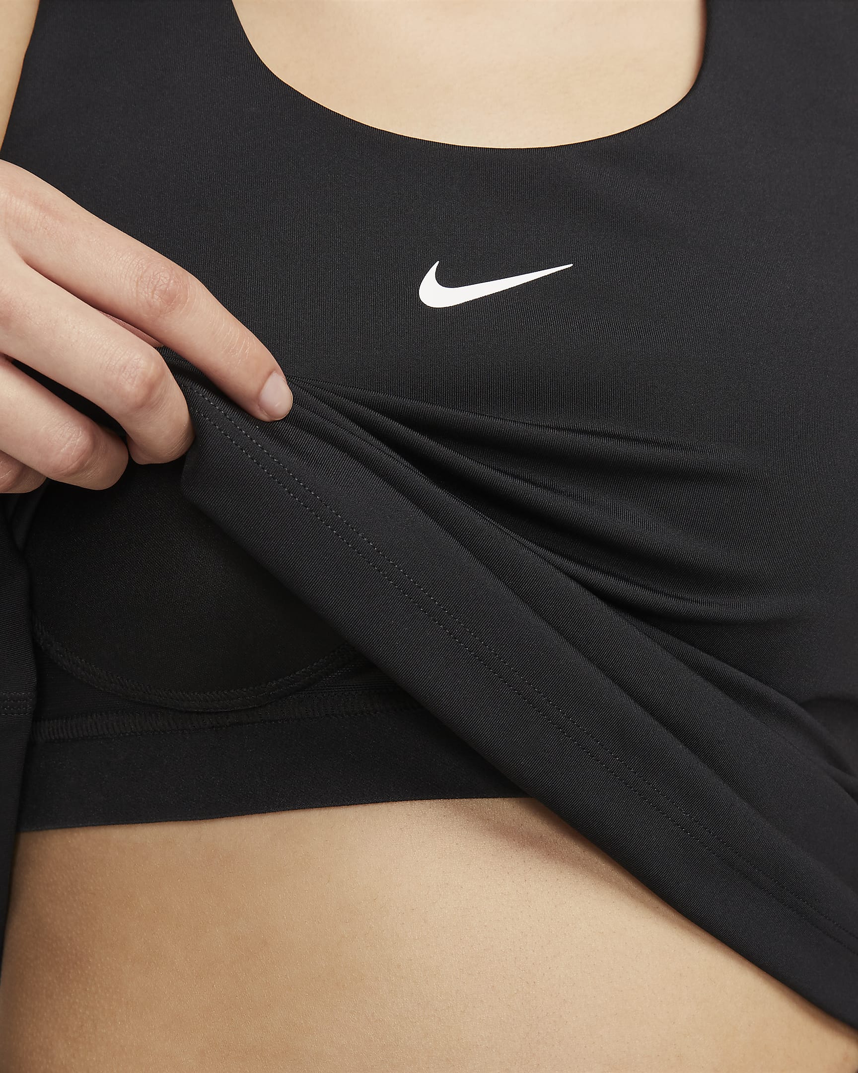 เสื้อกล้ามสปอร์ตบราผู้หญิงซัพพอร์ตระดับกลางเสริมฟองน้ำ Nike Swoosh - ดำ/ดำ/ขาว