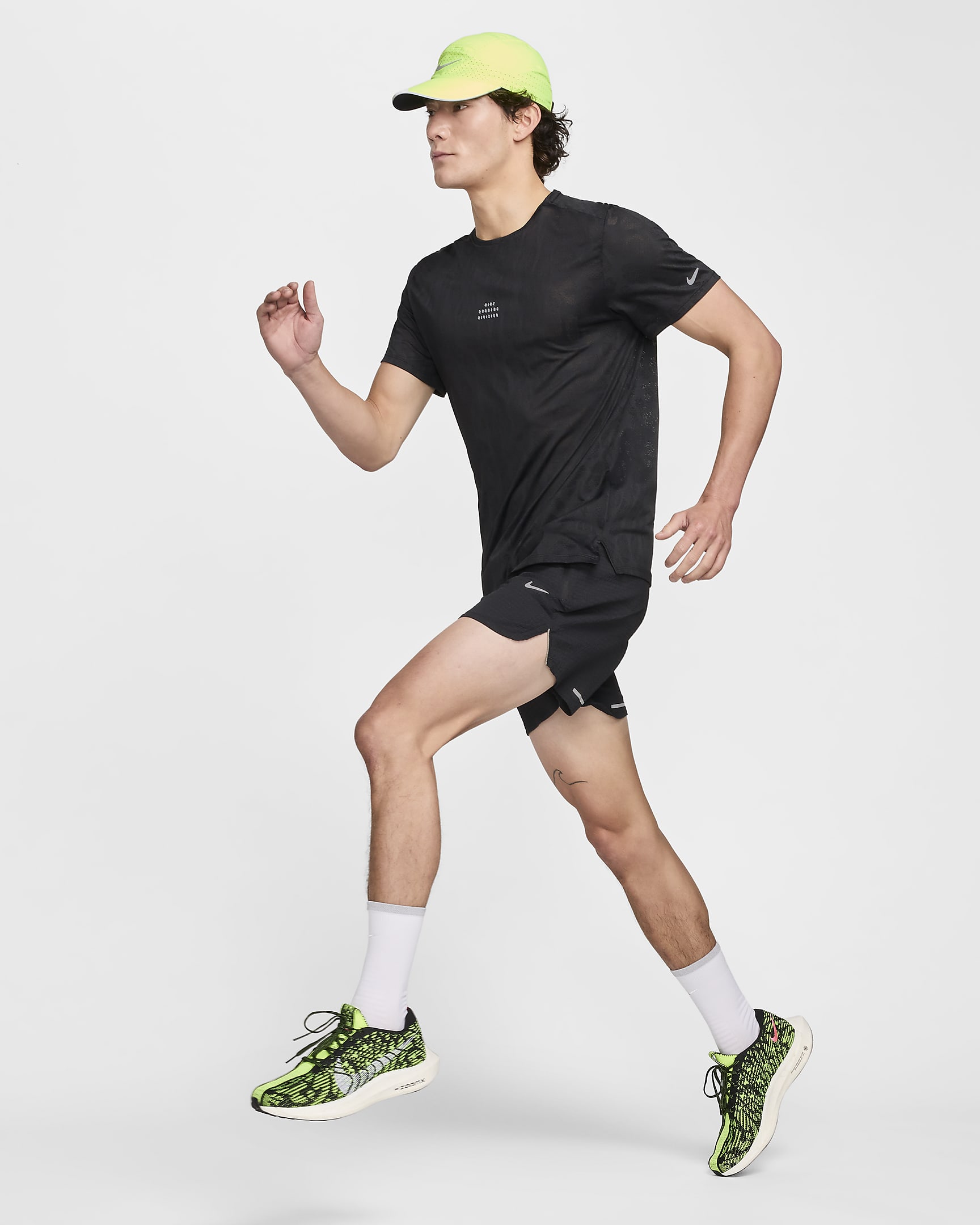 Nike Rise 365 Run Division 男款 Dri-FIT 短袖跑步上衣 - 黑色