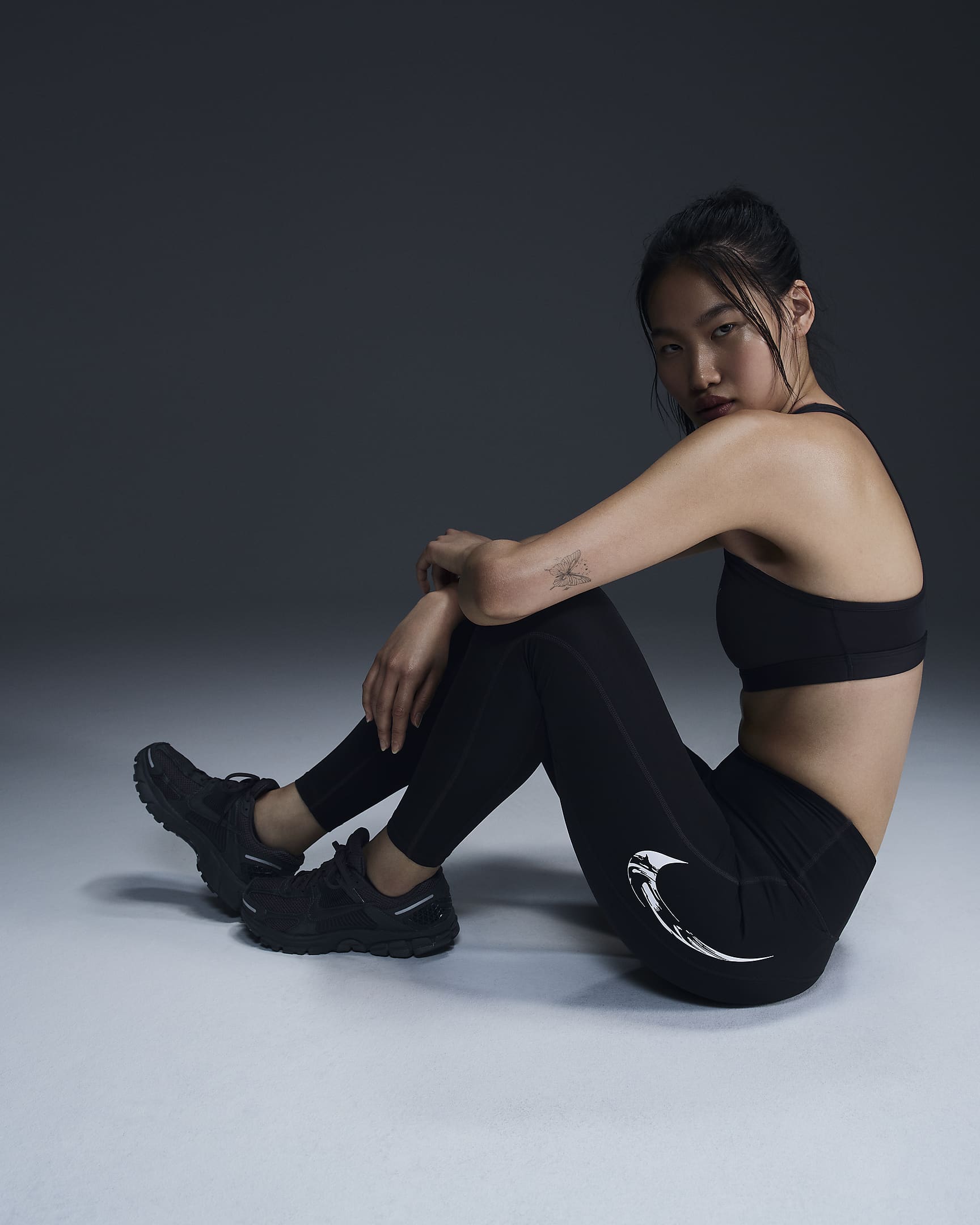 Nike Fast Swoosh 女款中腰口袋九分跑步內搭褲 - 黑色/白色