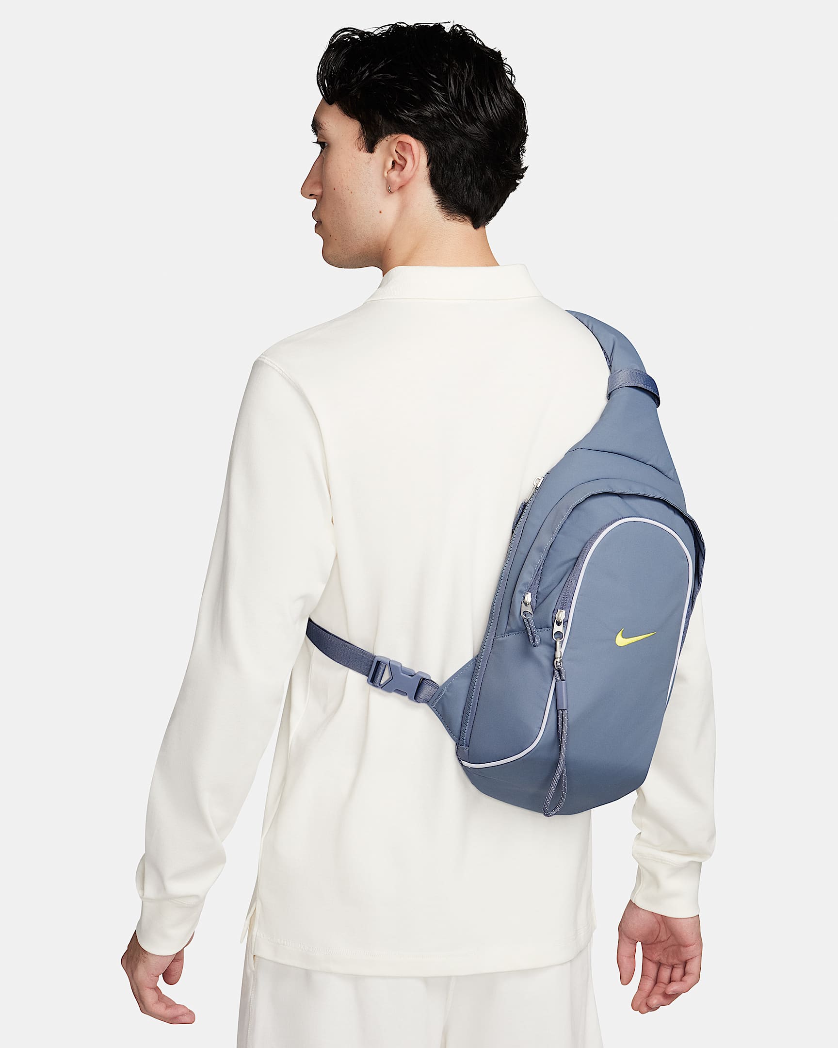 Nike Sportswear Essentials Sling Bag (8L).
