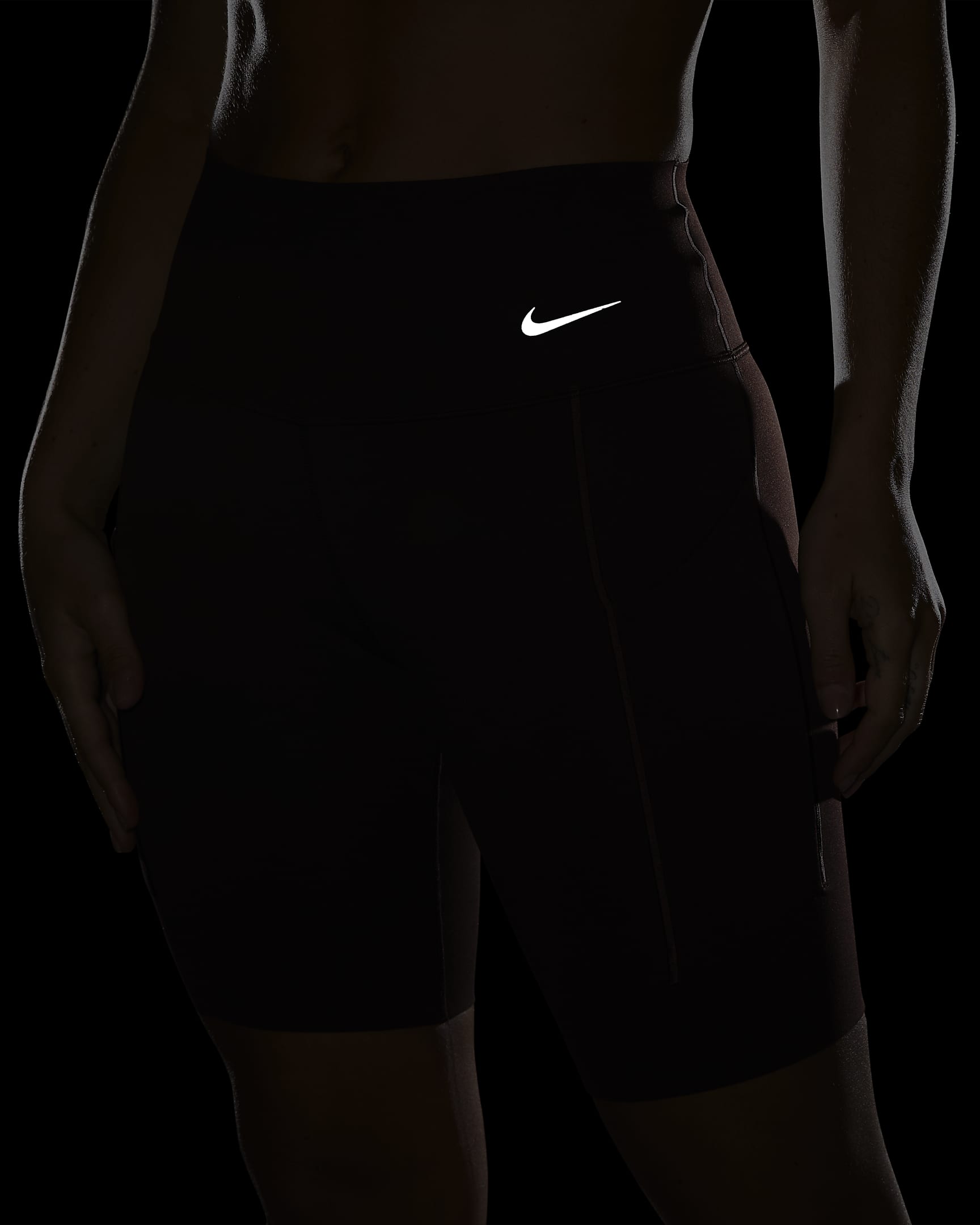 Shorts de ciclismo de 20 cm y tiro medio de media sujeción para mujer Nike Universa con bolsillos - Tierra/Negro