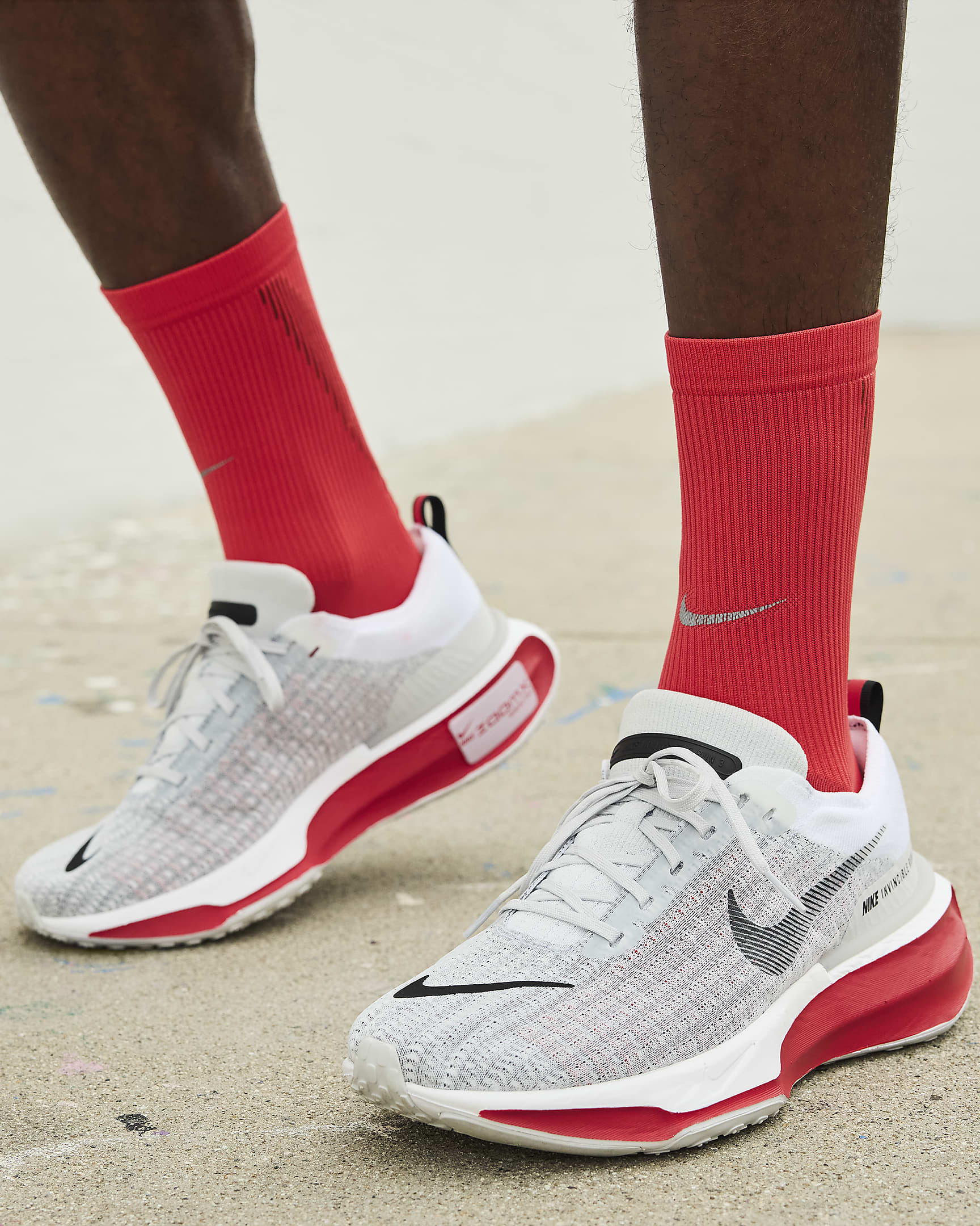 Chaussure de running sur route Nike Invincible 3 pour homme - Blanc/Fire Red/Cement Grey/Noir