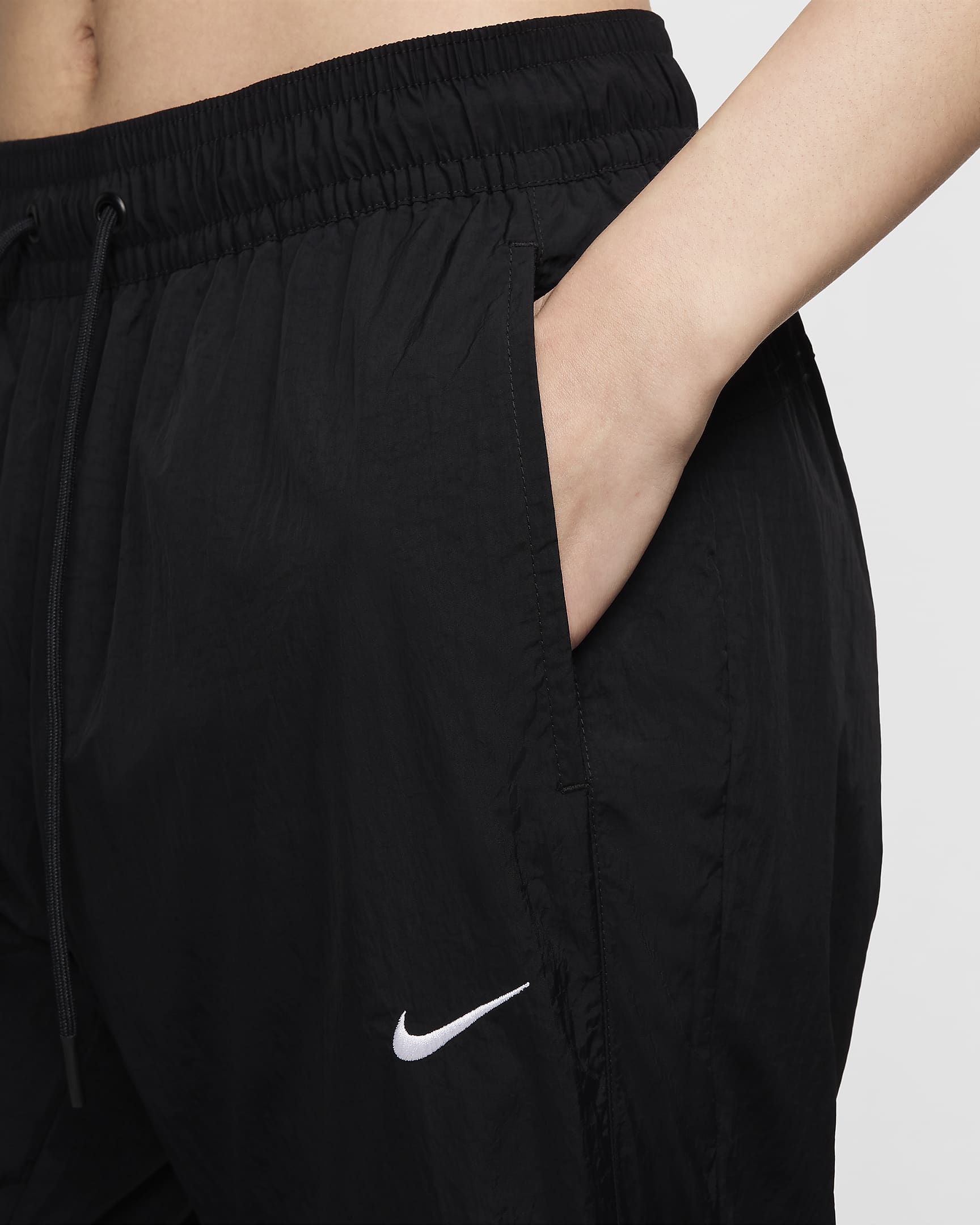 Nike Sportswear Collection Women's Mid-Rise Repel Zip Trousers - Black/White