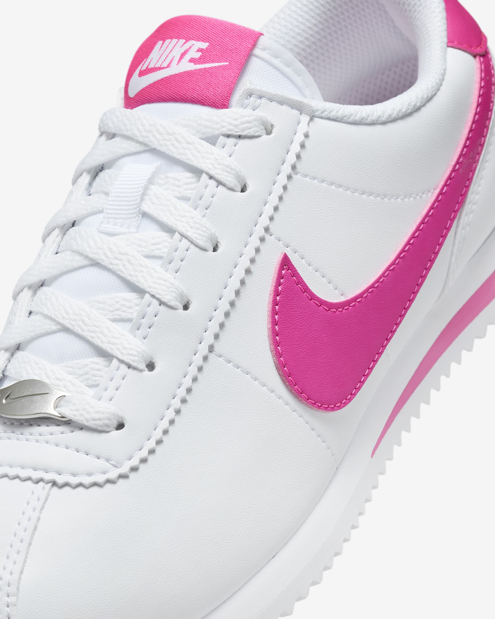 Chaussure Nike Cortez pour ado - Blanc/Laser Fuchsia