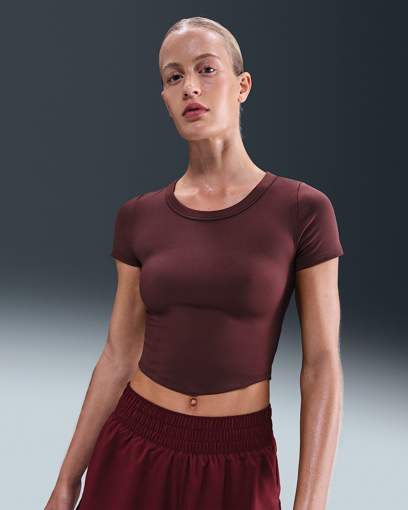 Nike One Fitted Dri-FIT Crop Top mit kurzen Ärmeln für Damen - Burgundy Crush/Weiß