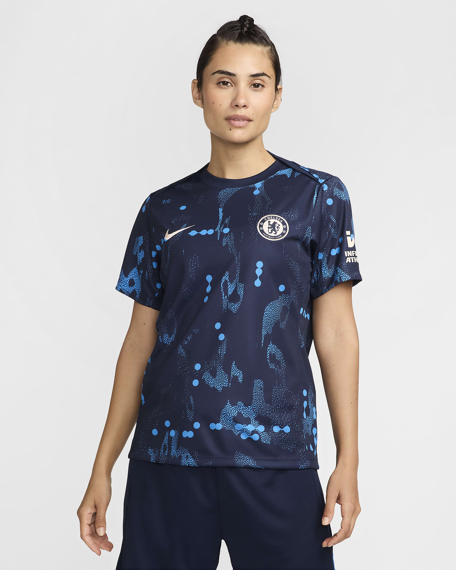 Chelsea FC Academy Pro Camiseta de fútbol de manga corta para antes del partido Nike Dri-FIT - Mujer - Obsidian/Guava Ice