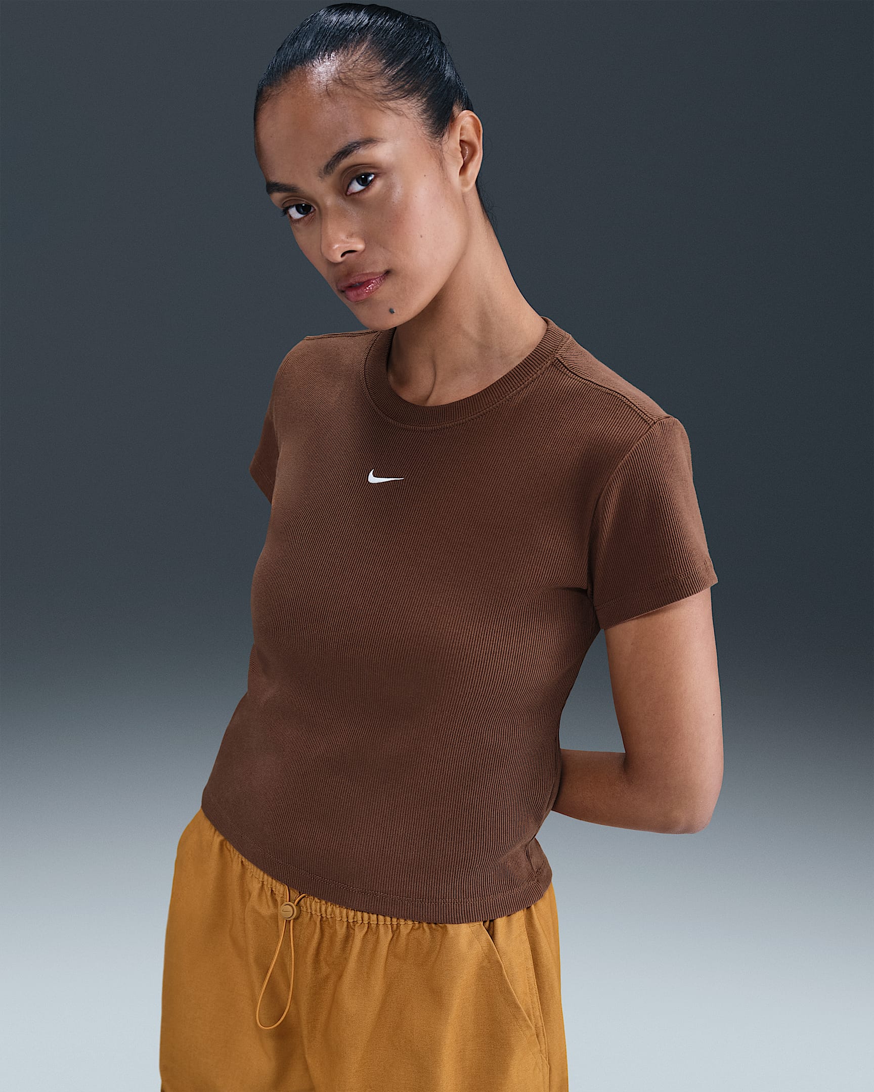 Playera de manga corta de tela de canalé ajustada para mujer Nike Sportswear - Marrón fauna
