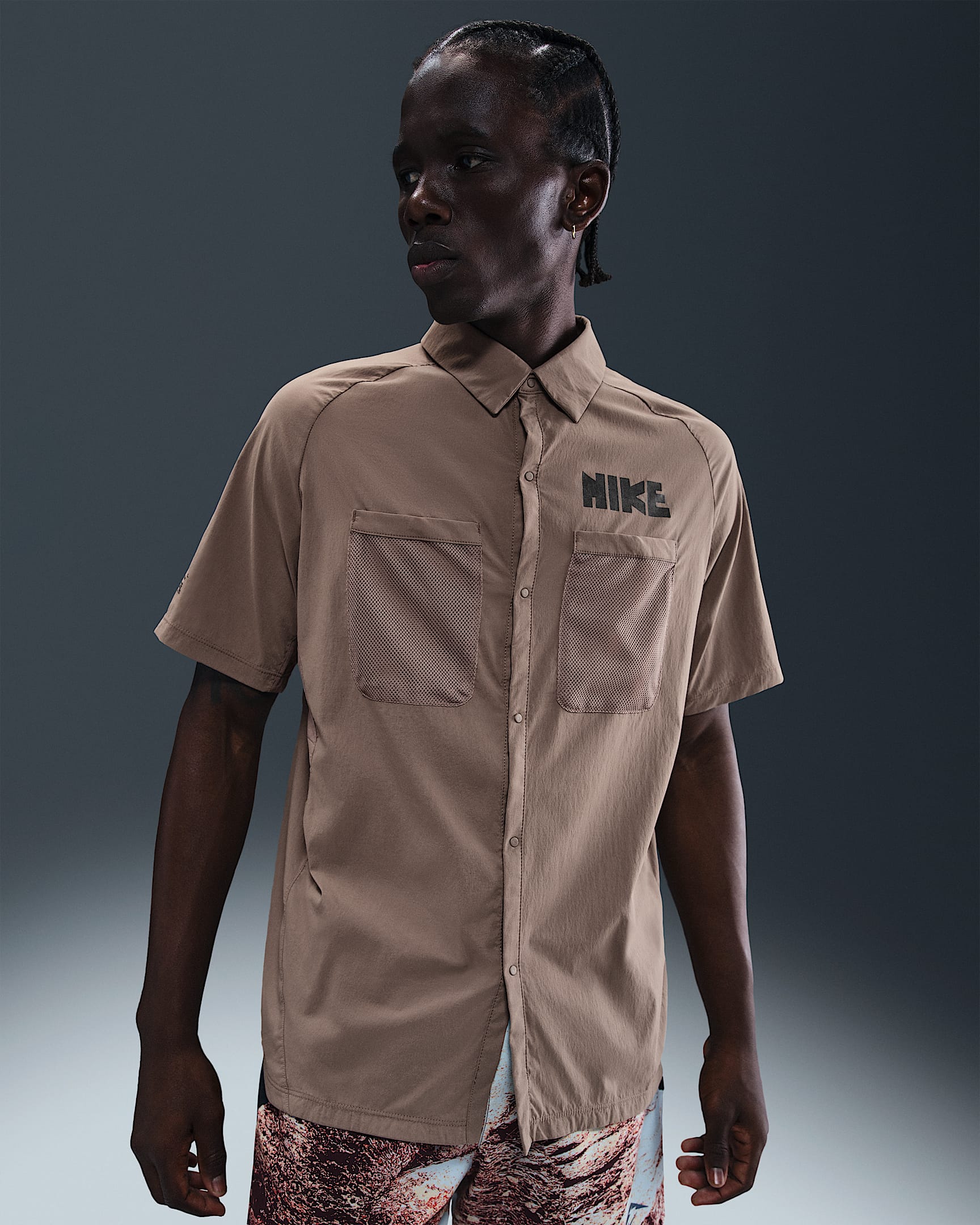 Nike Dri-FIT UV-løbeoverdel med korte ærmer og knapper til mænd - Mink Brown