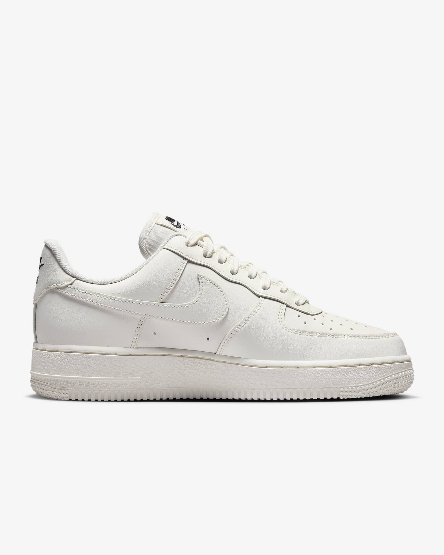 รองเท้าผู้หญิง Nike Air Force 1 ’07 Essential - Sail/ดำ/Sail