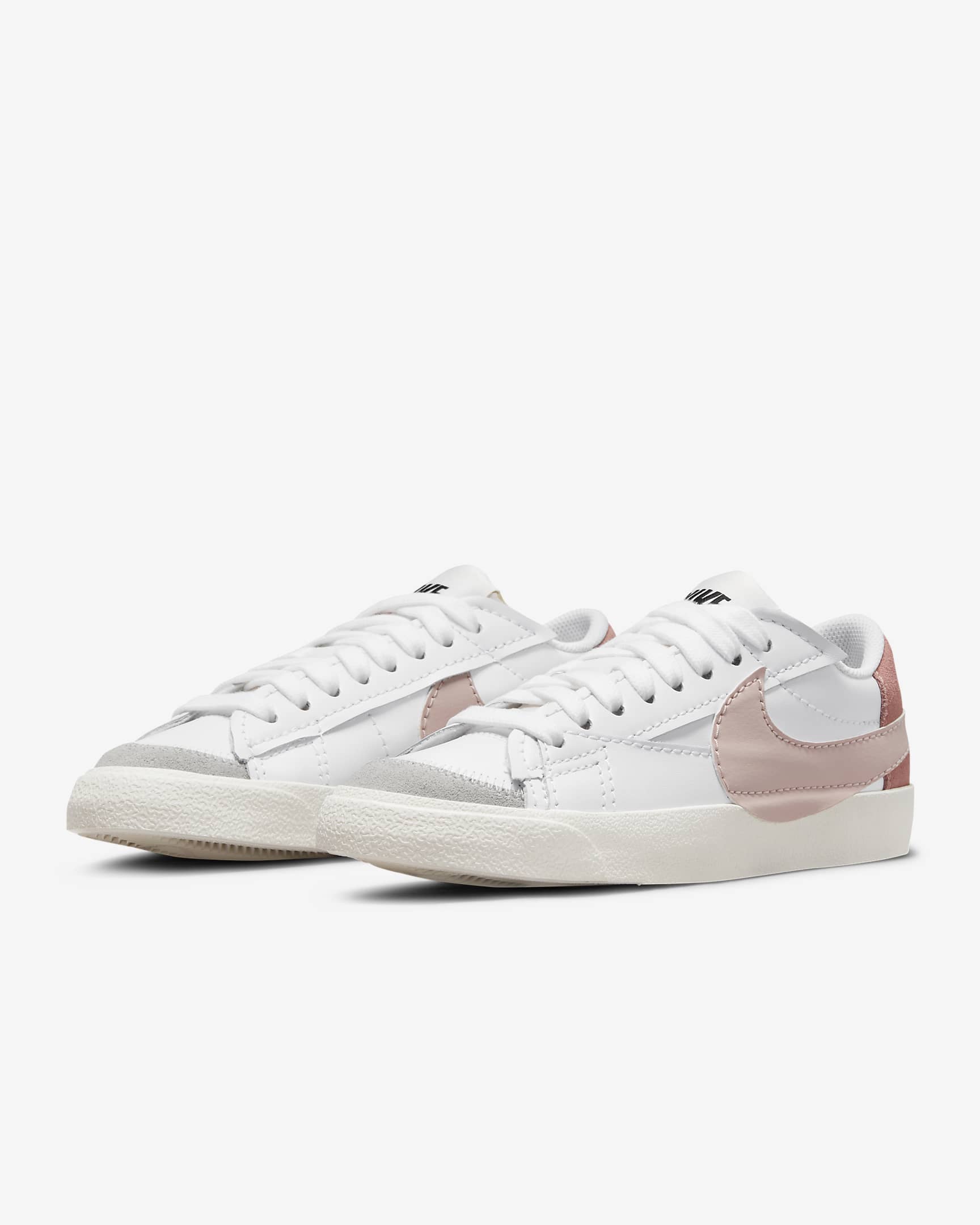 Tenis para mujer Nike Blazer Low '77 Jumbo - Blanco/Susurro rosa/Blanco/Rosa Oxford