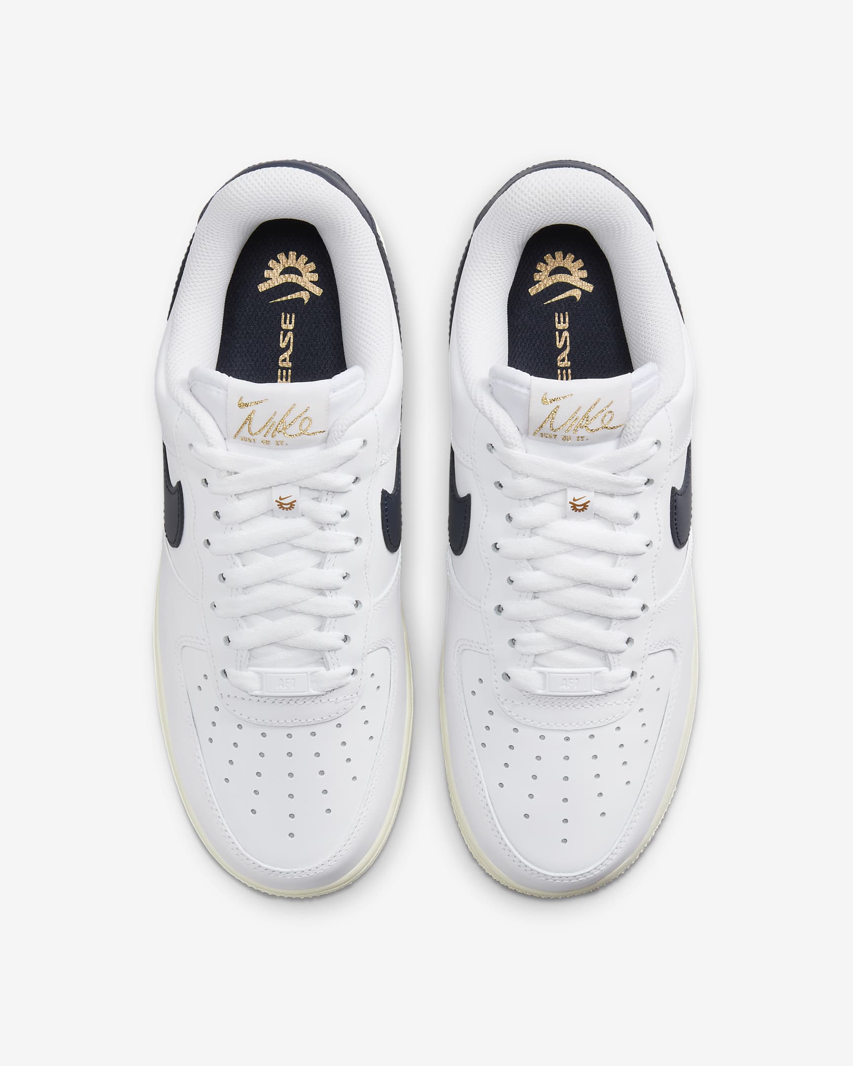 Sapatilhas Nike Air Force 1 '07 Flyease para mulher - Branco/Pale Ivory/Dourado metalizado/Obsidian