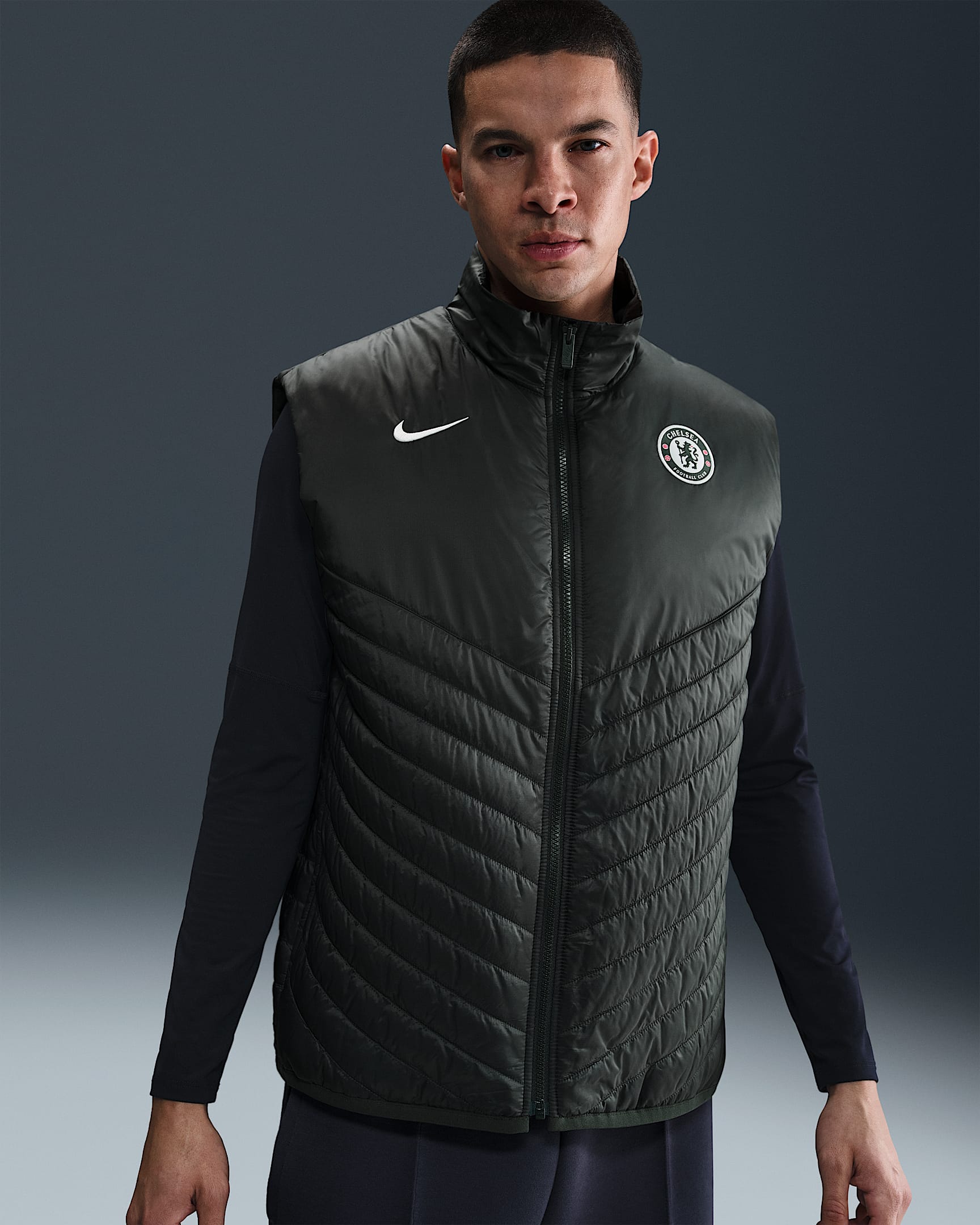 Męski piłkarski bezrękawnik puchowy o średniej grubości Nike Therma-FIT Chelsea F.C. Windrunner - Outdoor Green/Outdoor Green/Phantom