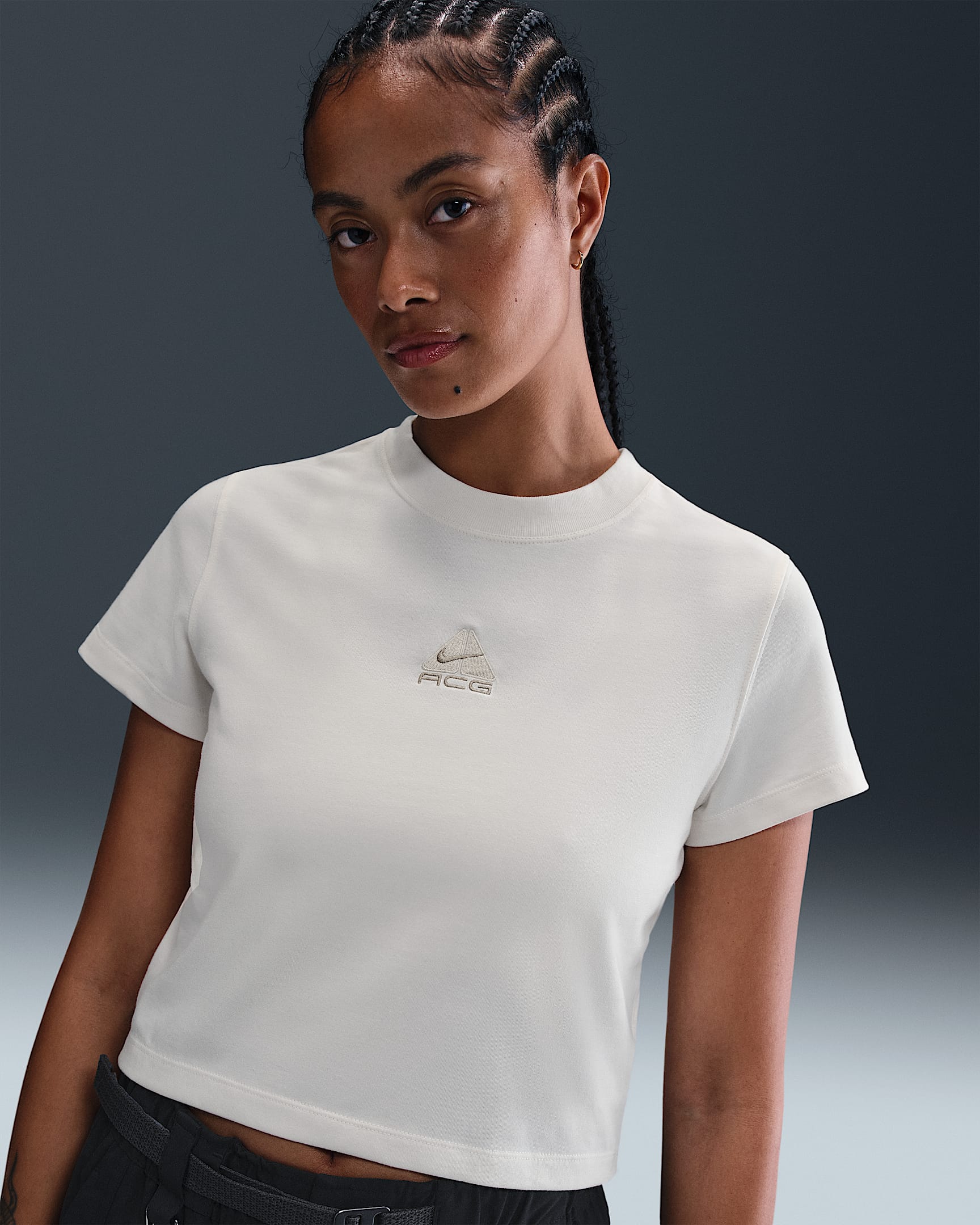 Playera de manga corta Dri-FIT para mujer Nike ACG - Marfil pálido/Caqui claro/Beige paracaídas