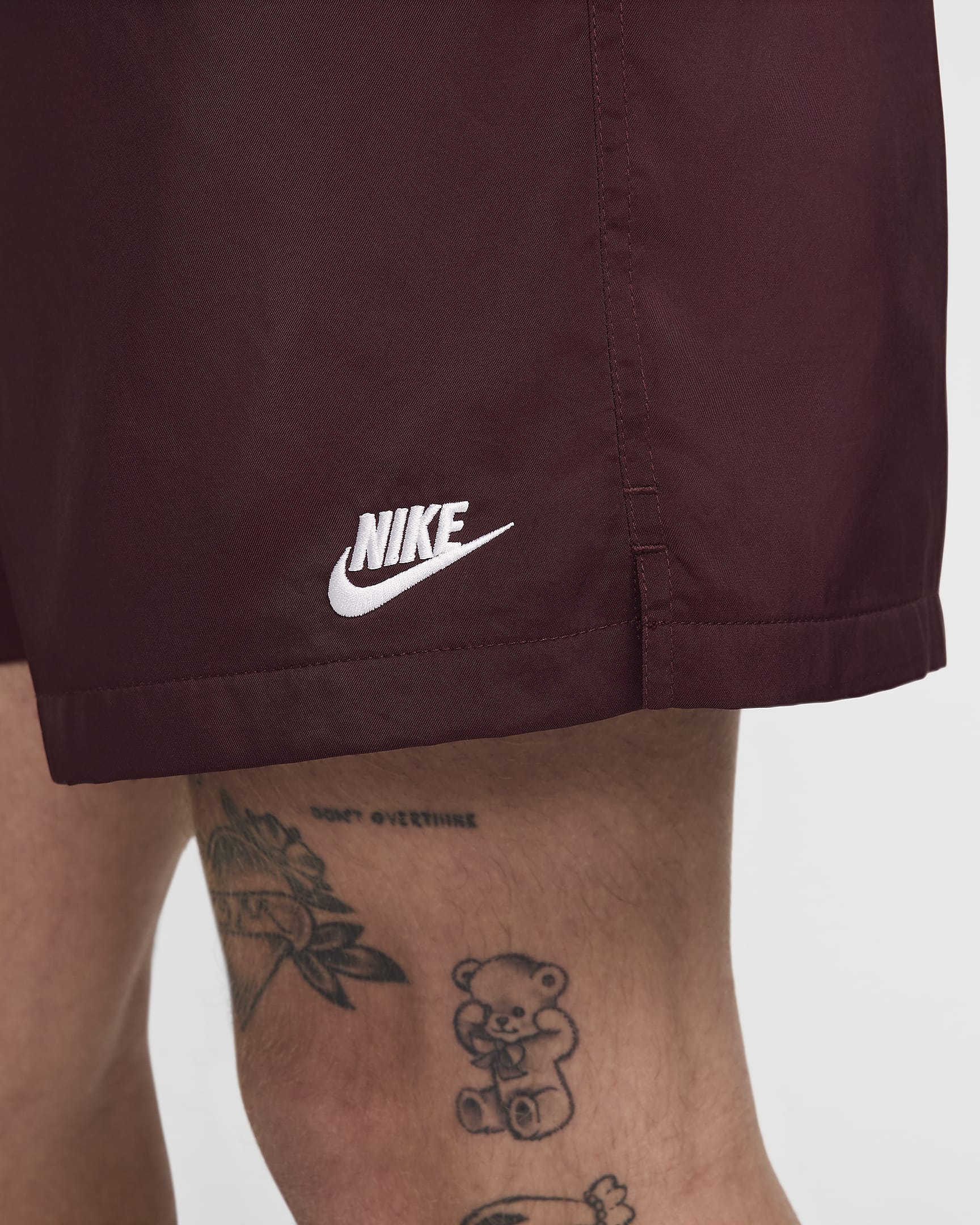 Shorts Flow in tessuto Nike Club – Uomo - Burgundy Crush/Bianco