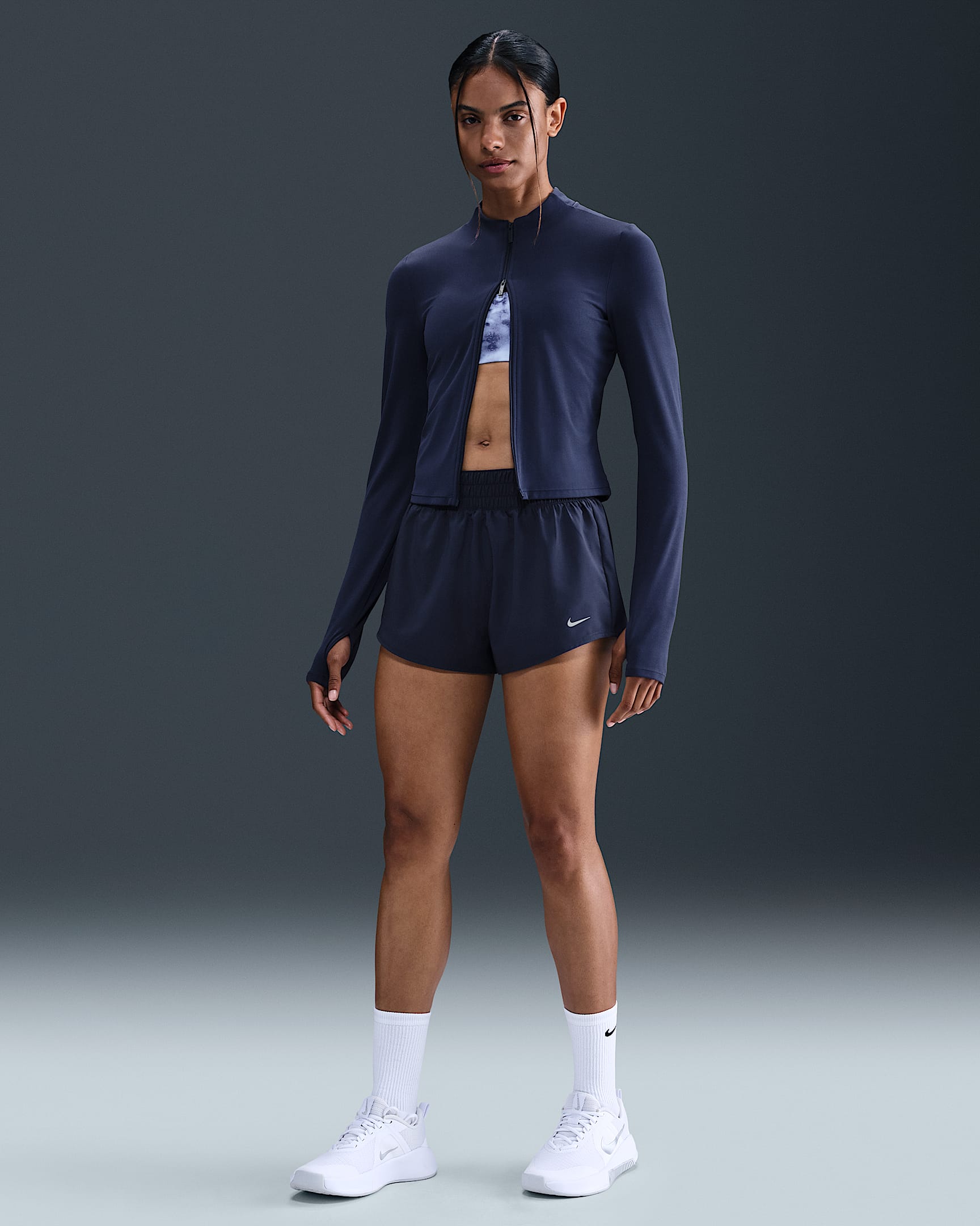 Short doublé à taille mi-basse 8 cm Dri-FIT Nike One pour femme - Midnight Navy/Blanc