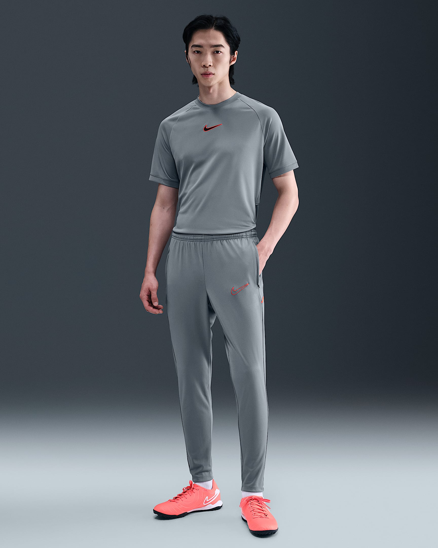 ナイキ アカデミー メンズ Dri-FIT サッカーパンツ - クールグレー/クールグレー/ブライトクリムゾン