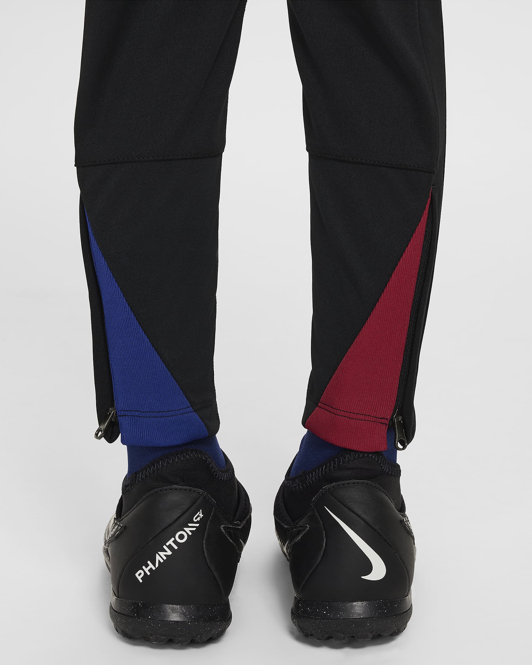 FC Barcelona Academy Pro Nike Dri-FIT Fußballhose aus Strick für jüngere Kinder - Schwarz/Noble Red/Deep Royal Blue/Light Orewood Brown