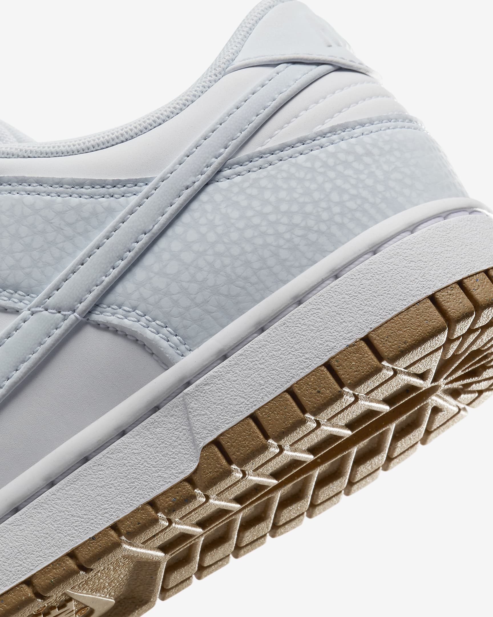 Tenis para mujer Nike Dunk Low Premium Next Nature - Blanco/Marrón claro goma/Gris fútbol