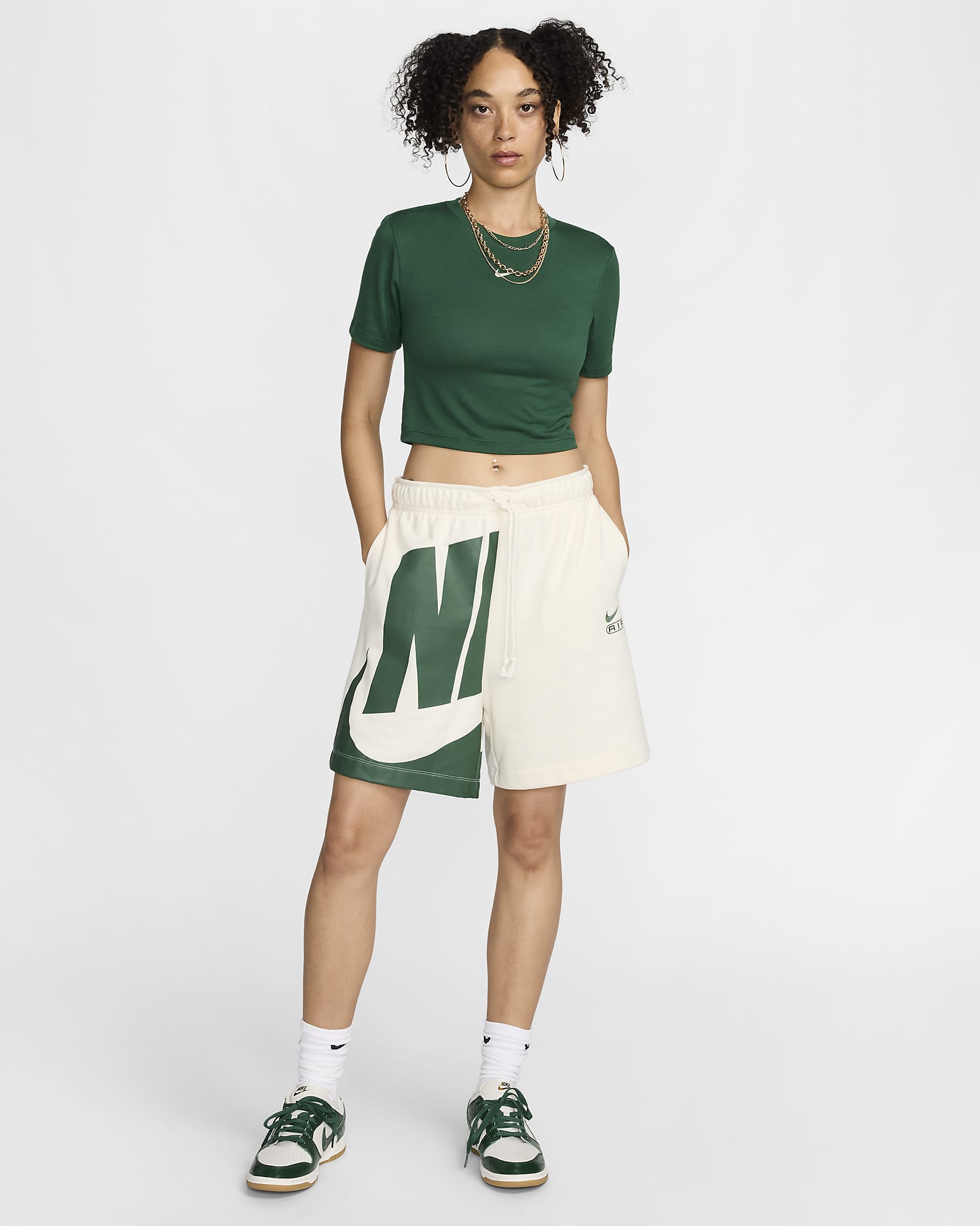 Playera slim cropped para mujer Nike Sportswear Essential - Verde desfiladero/Vela