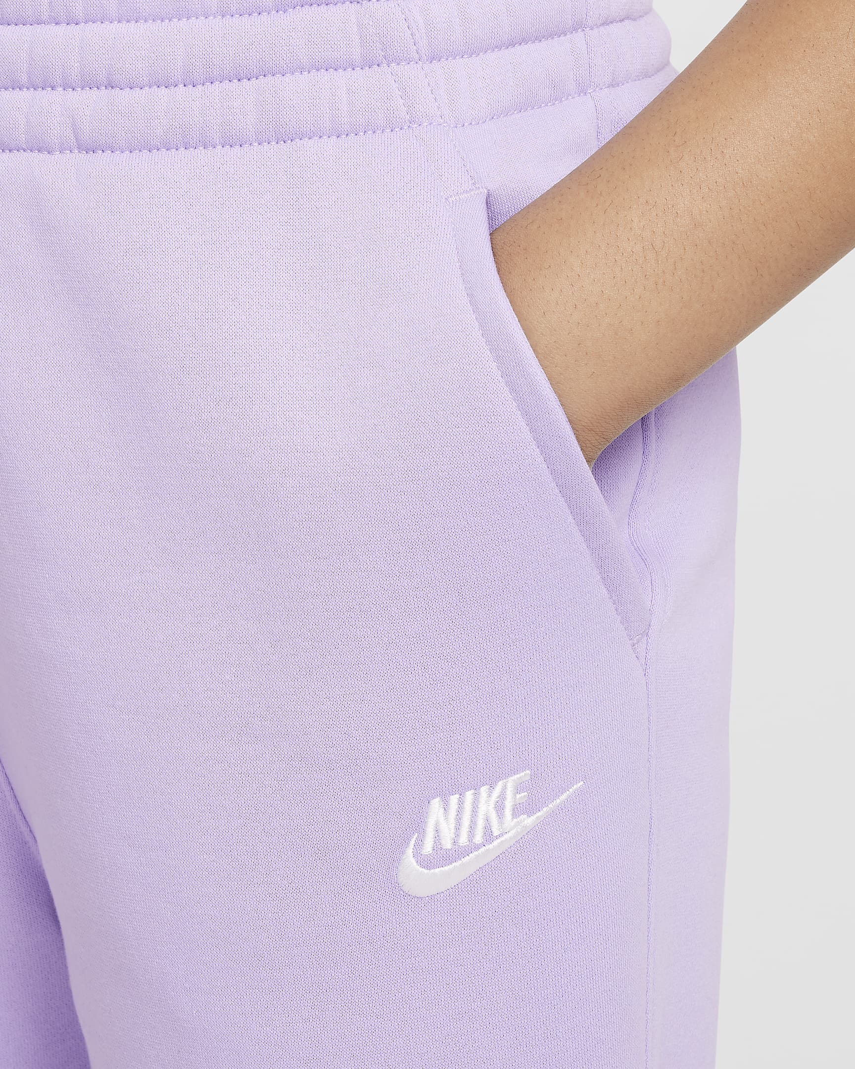 Nike Sportswear Club Fleece passgenaue Hose mit hohem Taillenbund für ältere Kinder (Mädchen) (große Größe) - Hydrangeas/Hydrangeas/Weiß