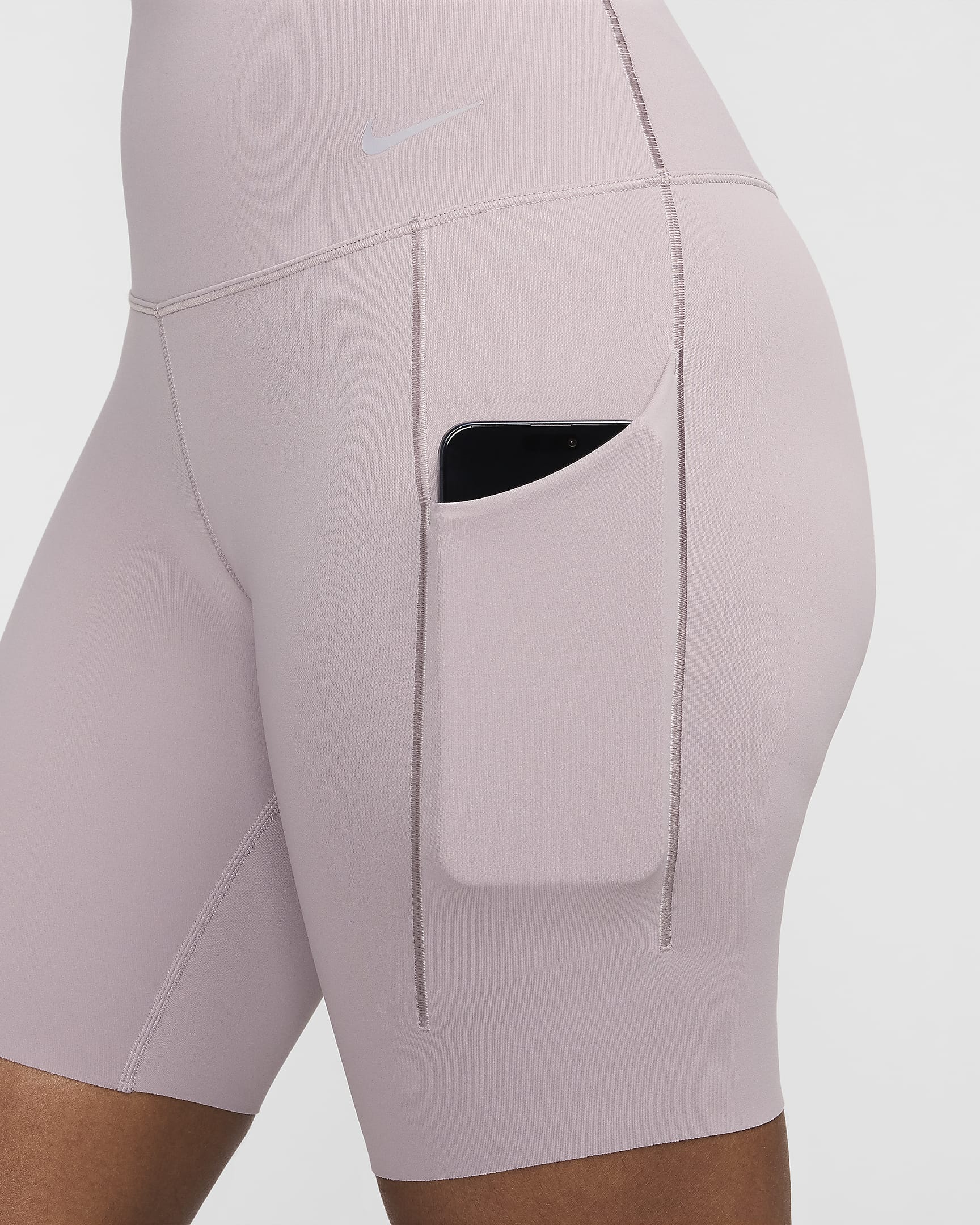 Nike Universa Pantalón corto de talle alto y sujeción media de 20 cm con bolsillos de ciclismo - Mujer - Light Violet Ore/Negro