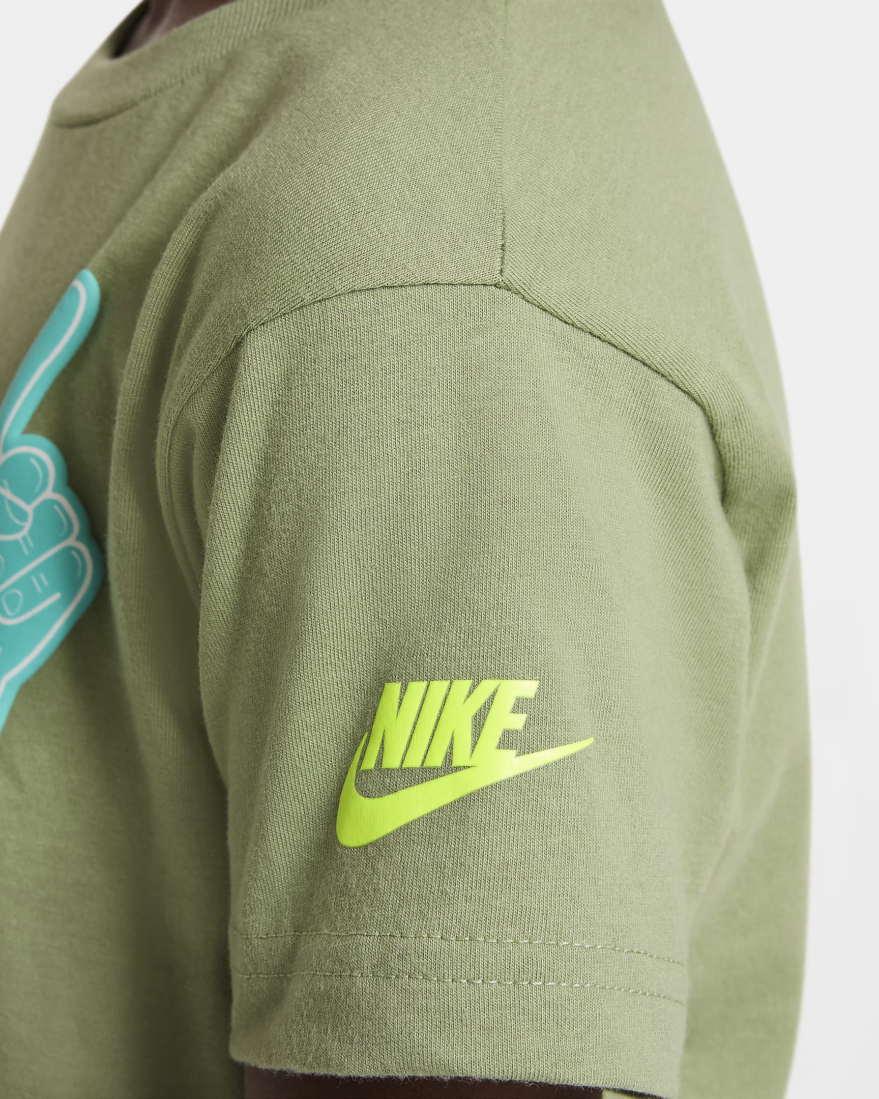 Playera con gráfico infantil Nike Step Up Your Game - Verde aceite