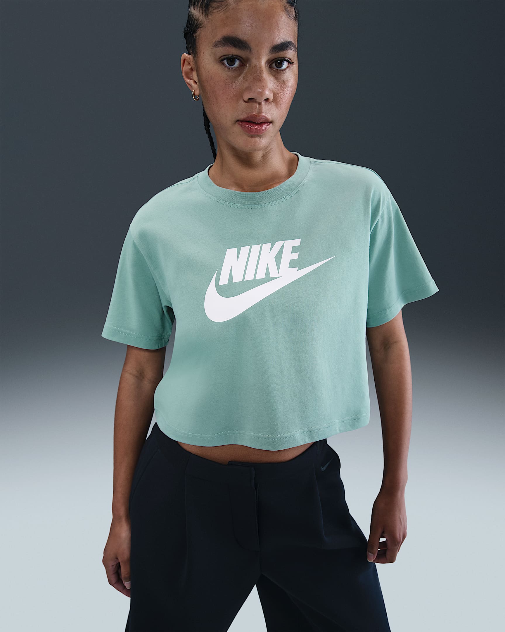 Playera cropped con logotipo para mujer Nike Sportswear Essential - Cañón/Blanco