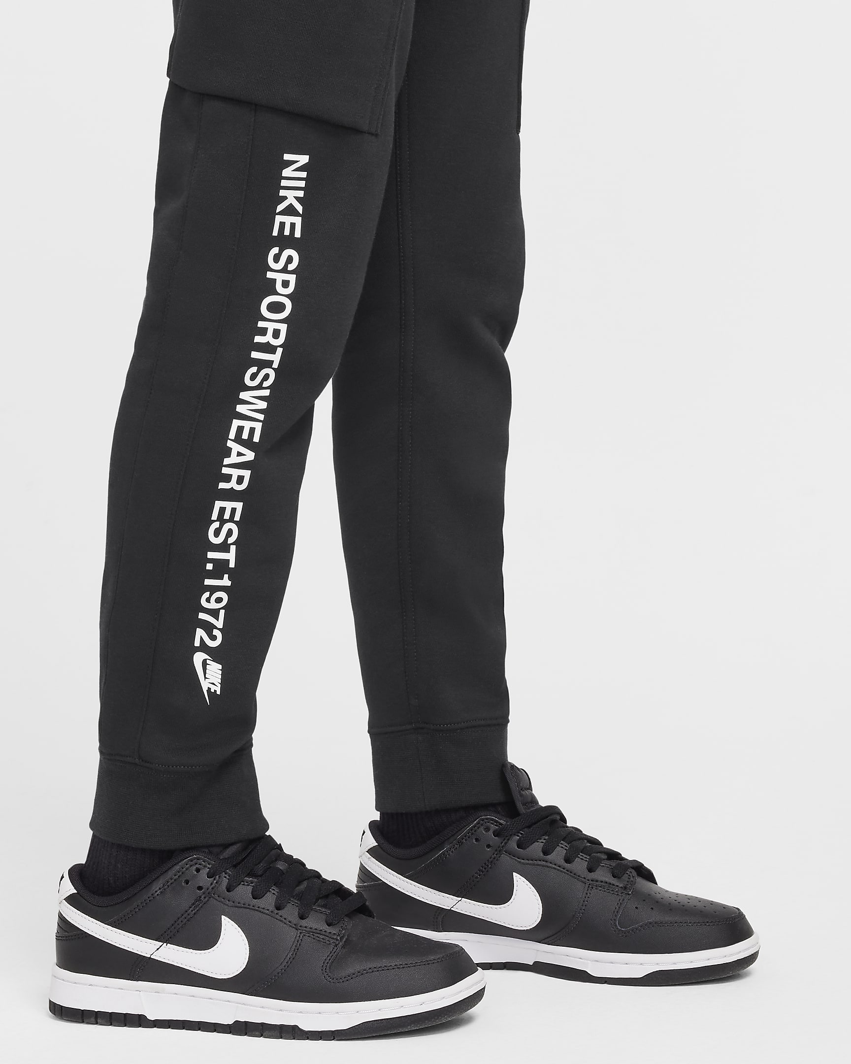 Nike Sportswear Standard Issue cargo nadrág nagyobb gyerekeknek (fiúknak) - Fekete