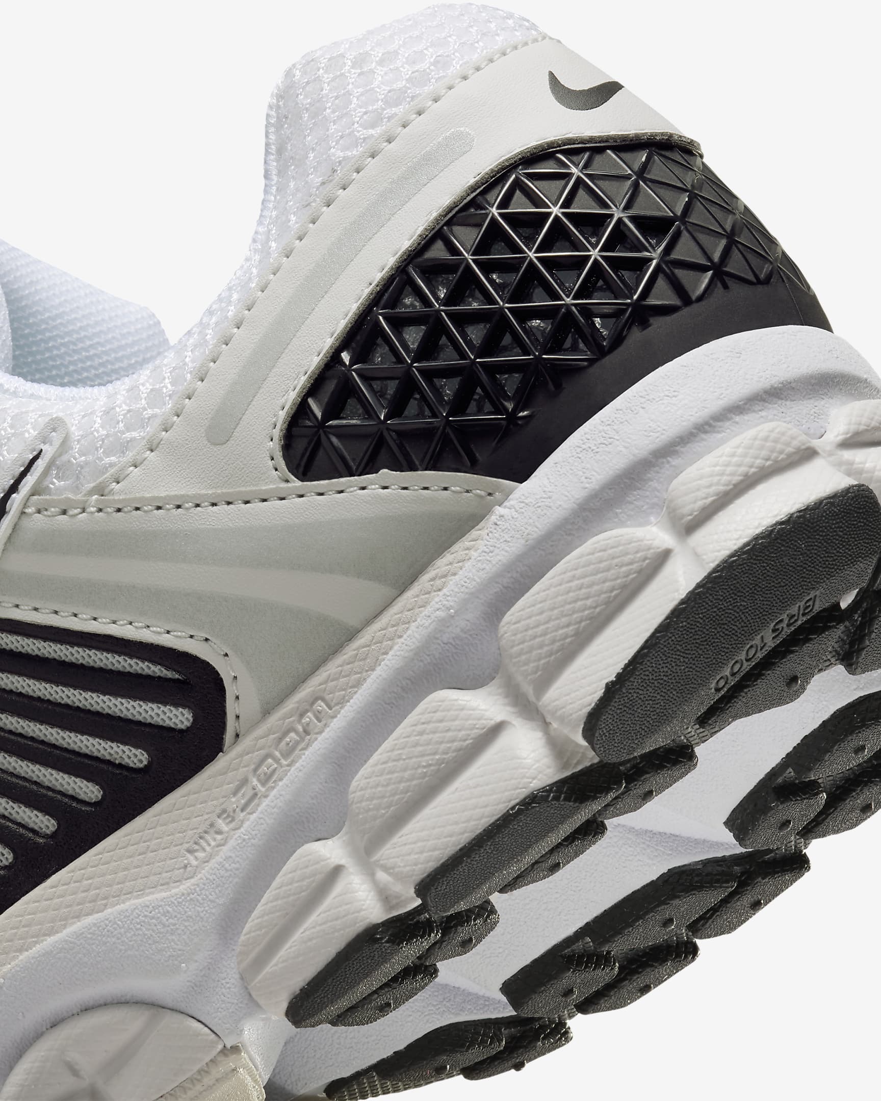 Nike Zoom Vomero 5 Men's Shoes - White/Platinum Tint/Metallic Platinum/Black