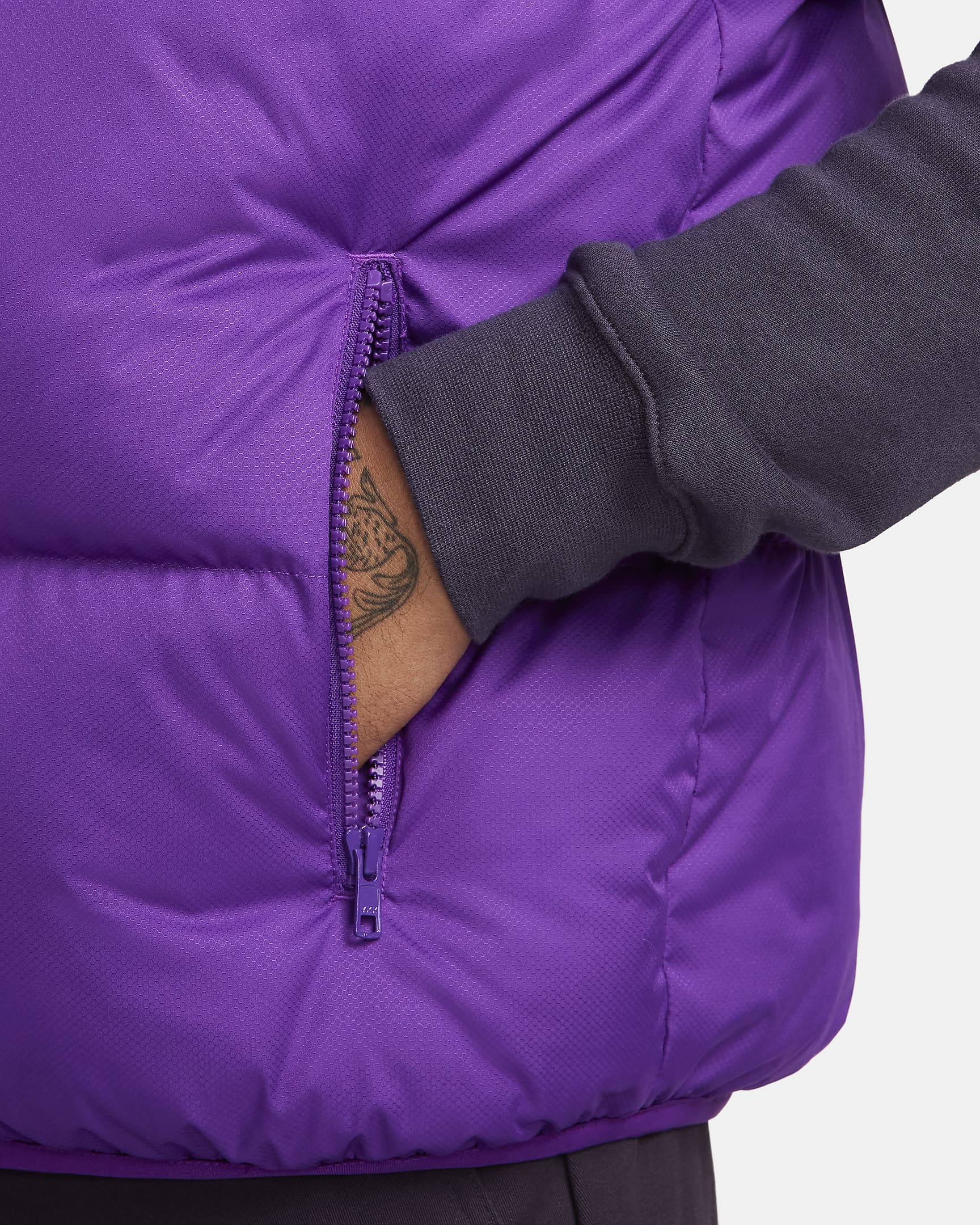 Nike Sportswear Club PrimaLoft® wasserabweisende Puffer-Weste für Herren - Disco Purple/Weiß