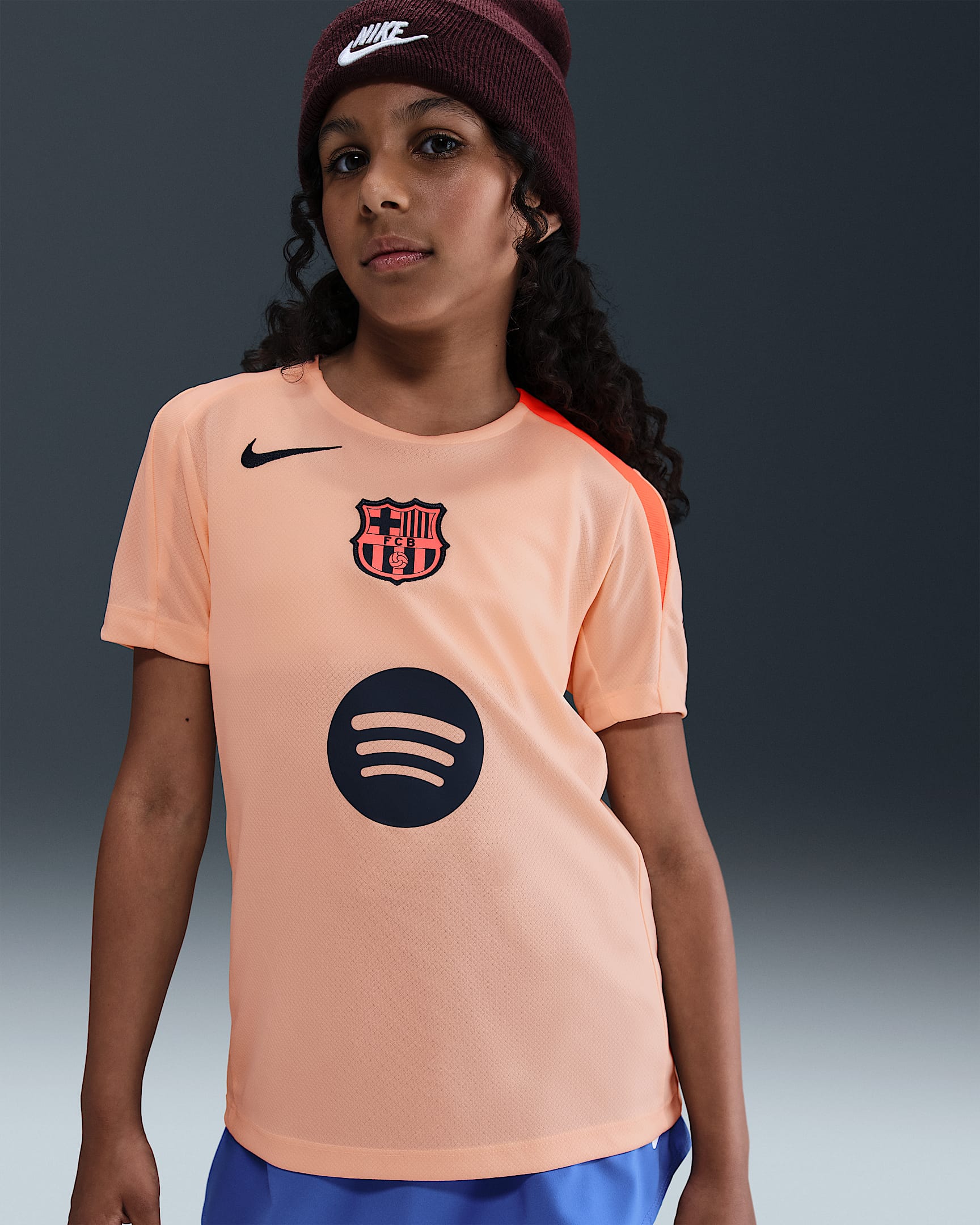 3e haut de foot en maille Nike Dri-FIT Total 90 FC Barcelona Strike pour ado - Crimson Tint/Bright Mango/Midnight Navy