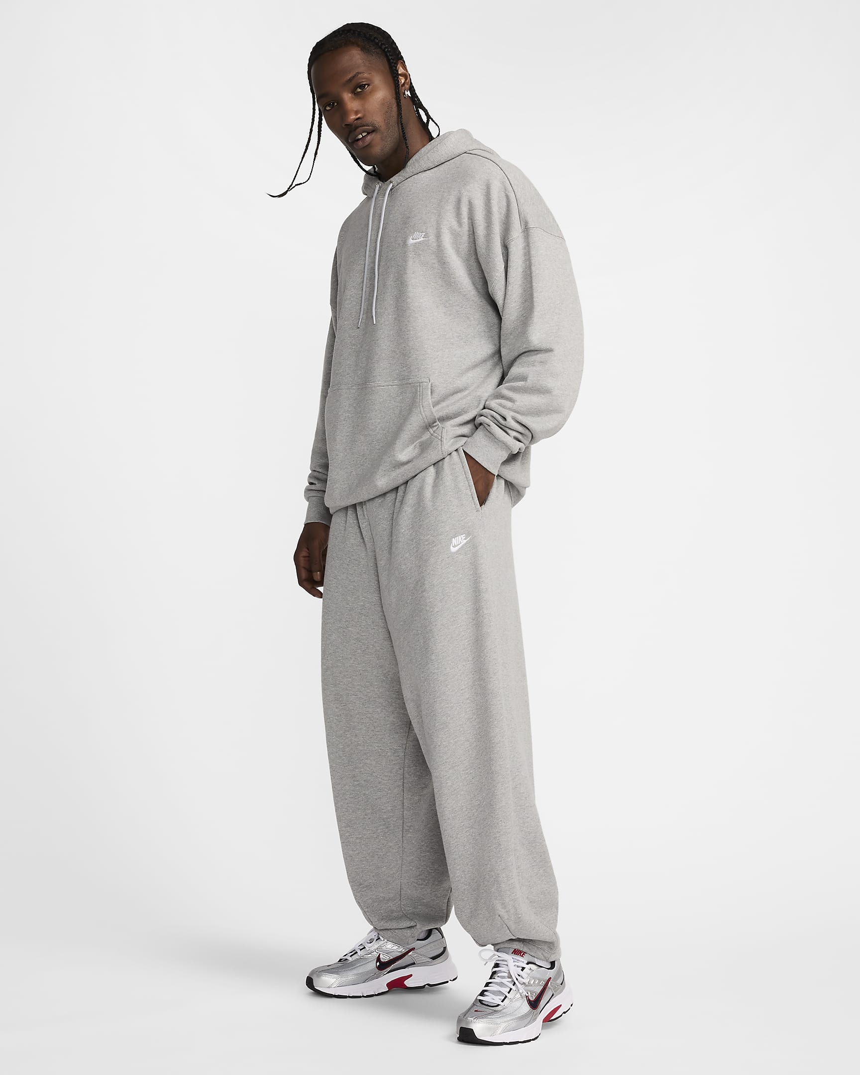 Nike Club Fleece Oversize-Hose aus French Terry (Herren) - Dark Grey Heather/Light Smoke Grey/Weiß