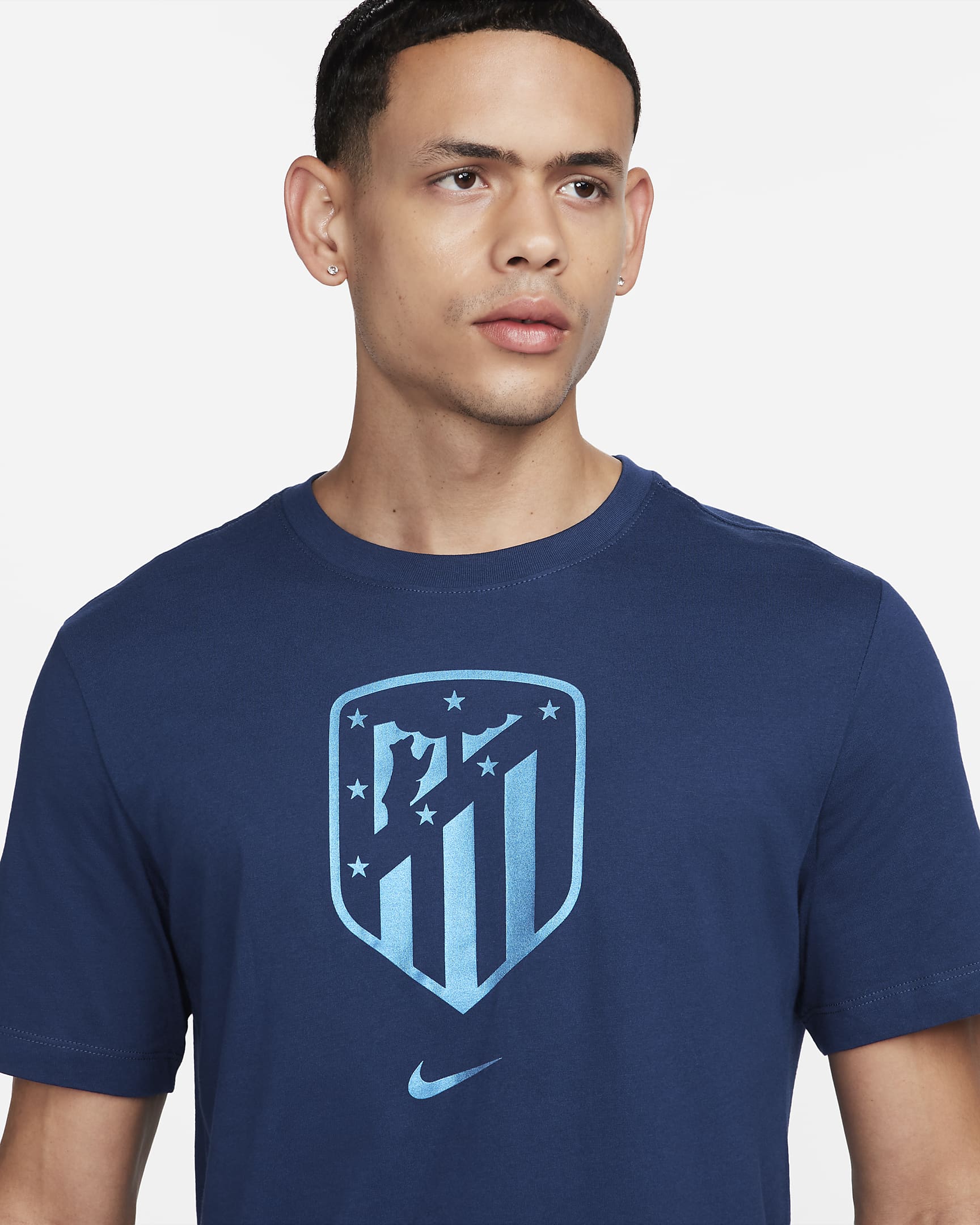 Playera de fútbol para hombre Atlético Madrid Crest. Nike.com