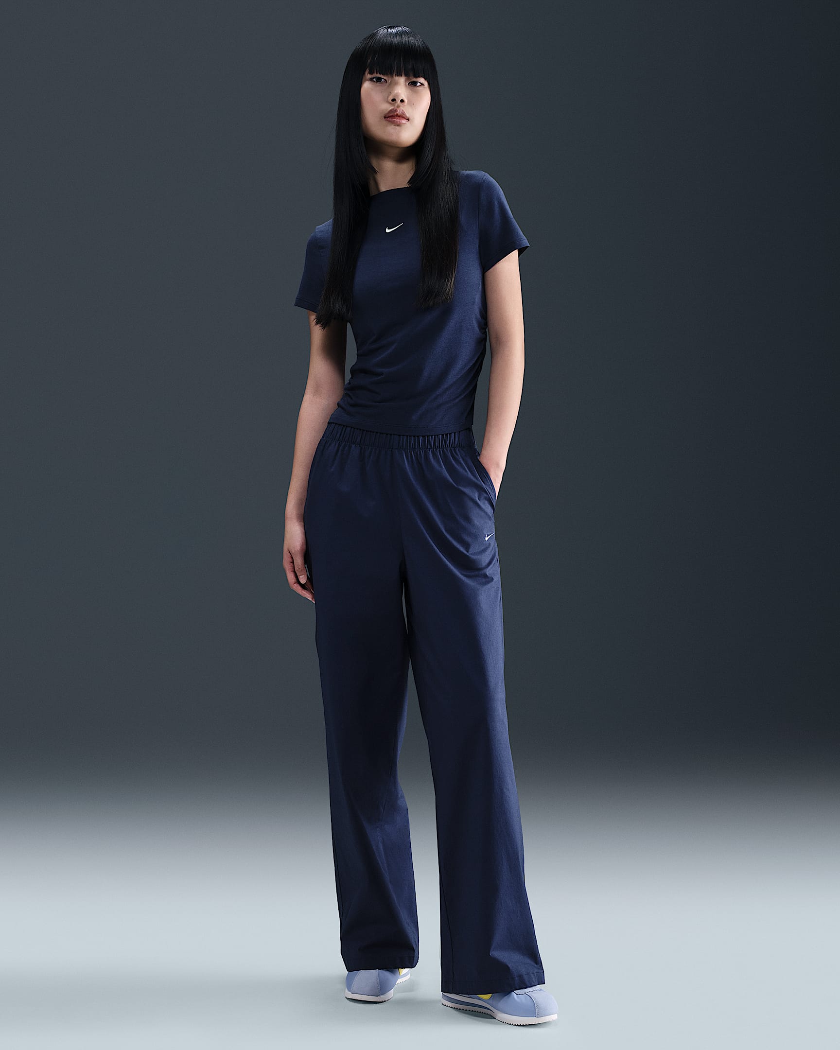 Pants de tiro alto con dobladillo abierto holgados para mujer Nike Sportswear Chill Poplin - Azul marino medianoche/Vela