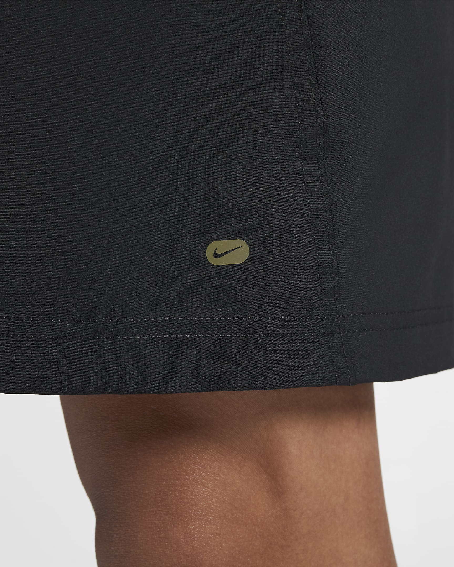 กางเกงขาสั้นอเนกประสงค์ 7 นิ้วไม่มีซับในผู้ชาย Dri-FIT Nike Form - Off Noir/Pale Ivory/Cargo Khaki