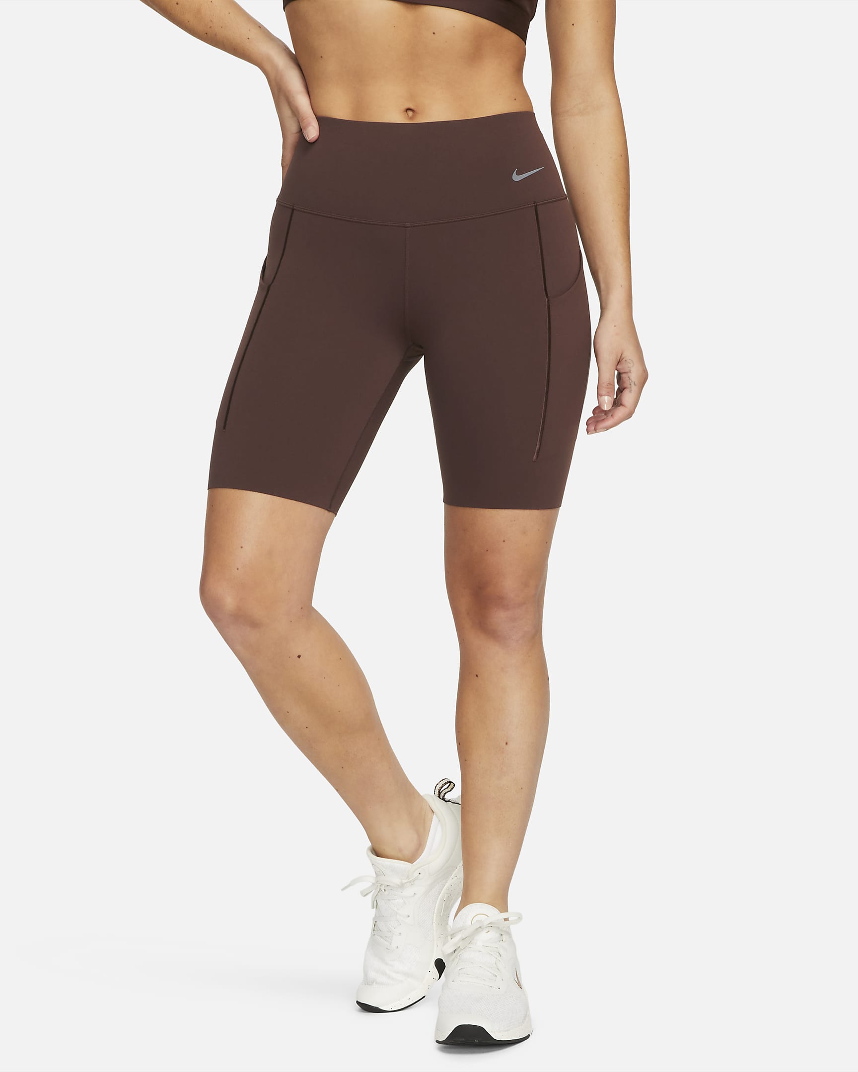 Shorts de ciclismo de 20 cm y tiro medio de media sujeción para mujer Nike Universa con bolsillos - Tierra/Negro