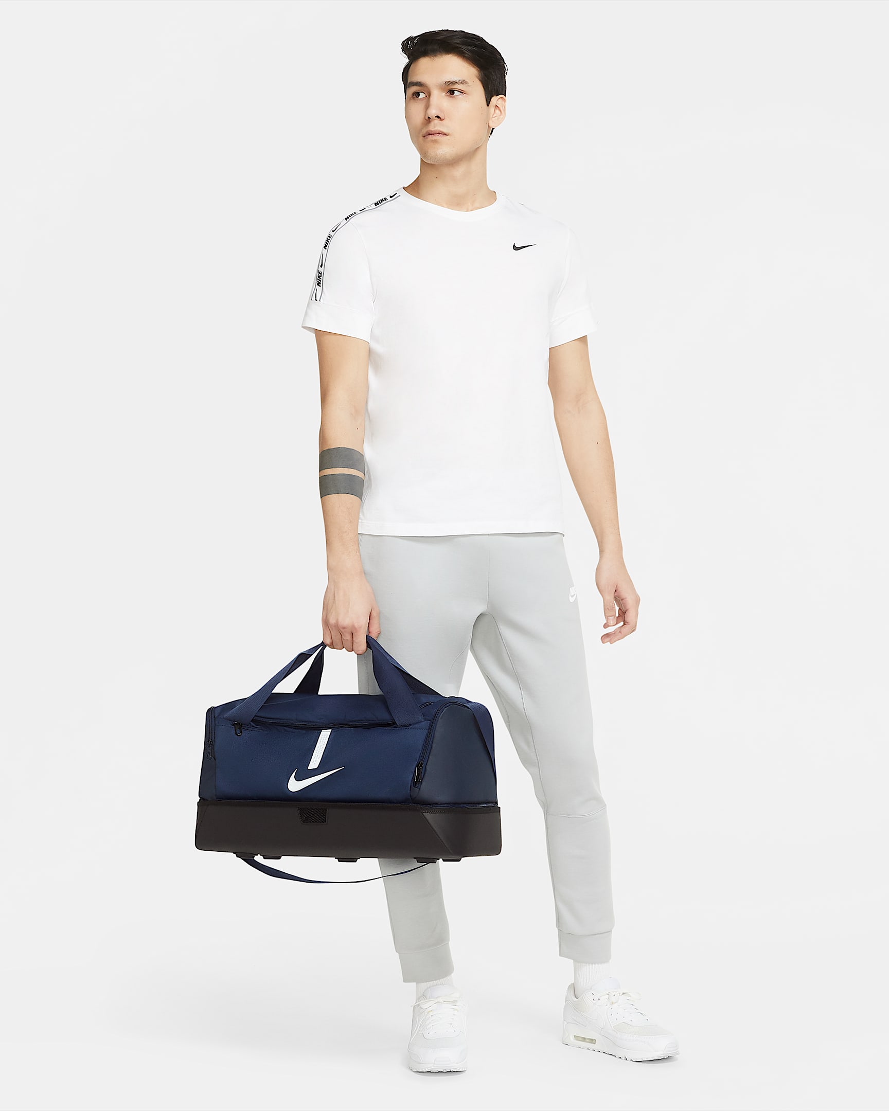 Nike Academy Team Football HardCase Duffel Bag (Medium, 37L). Nike UK
