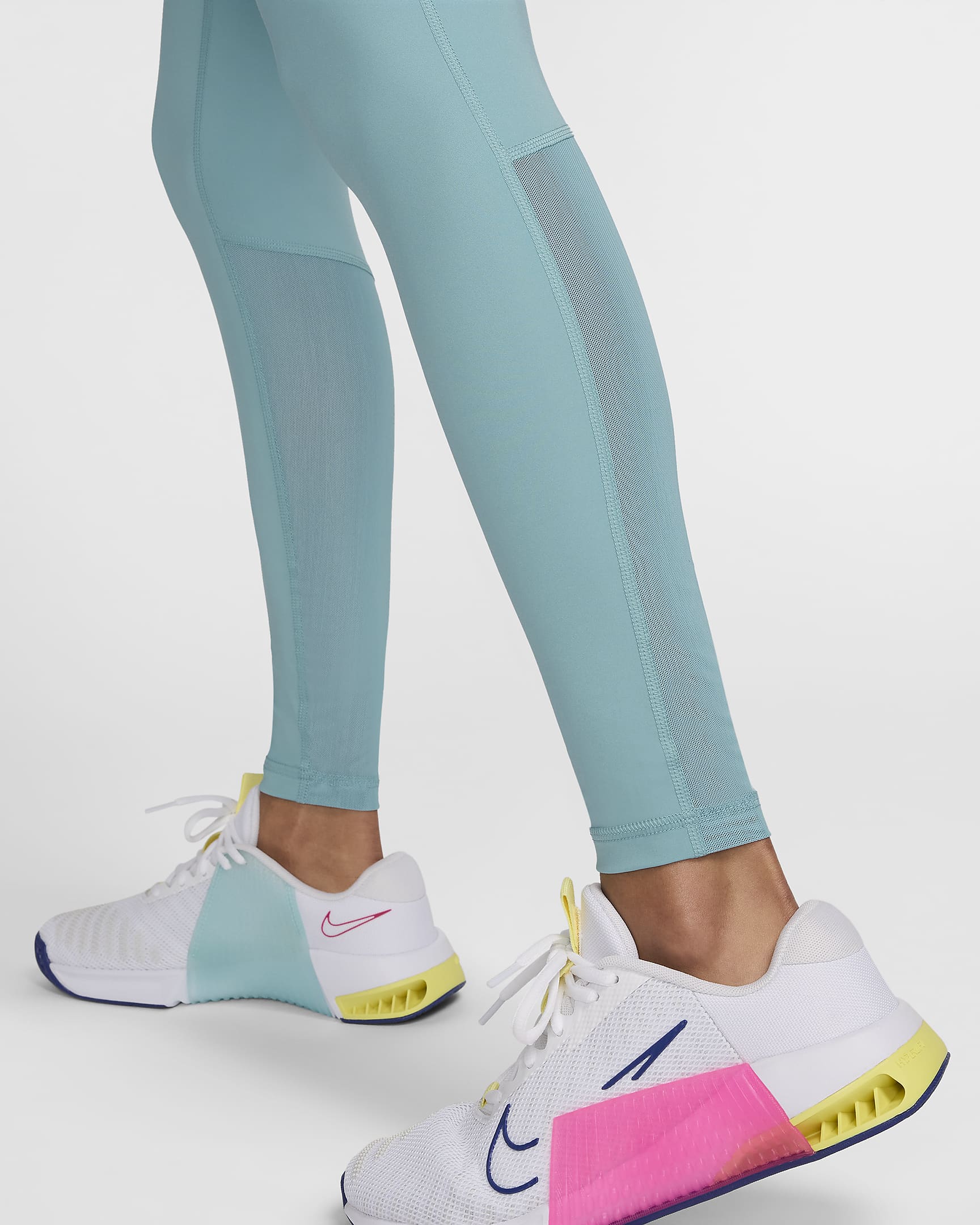 Nike Pro-leggings med mesh-paneler og mellemhøj talje til kvinder - Denim Turquoise/hvid