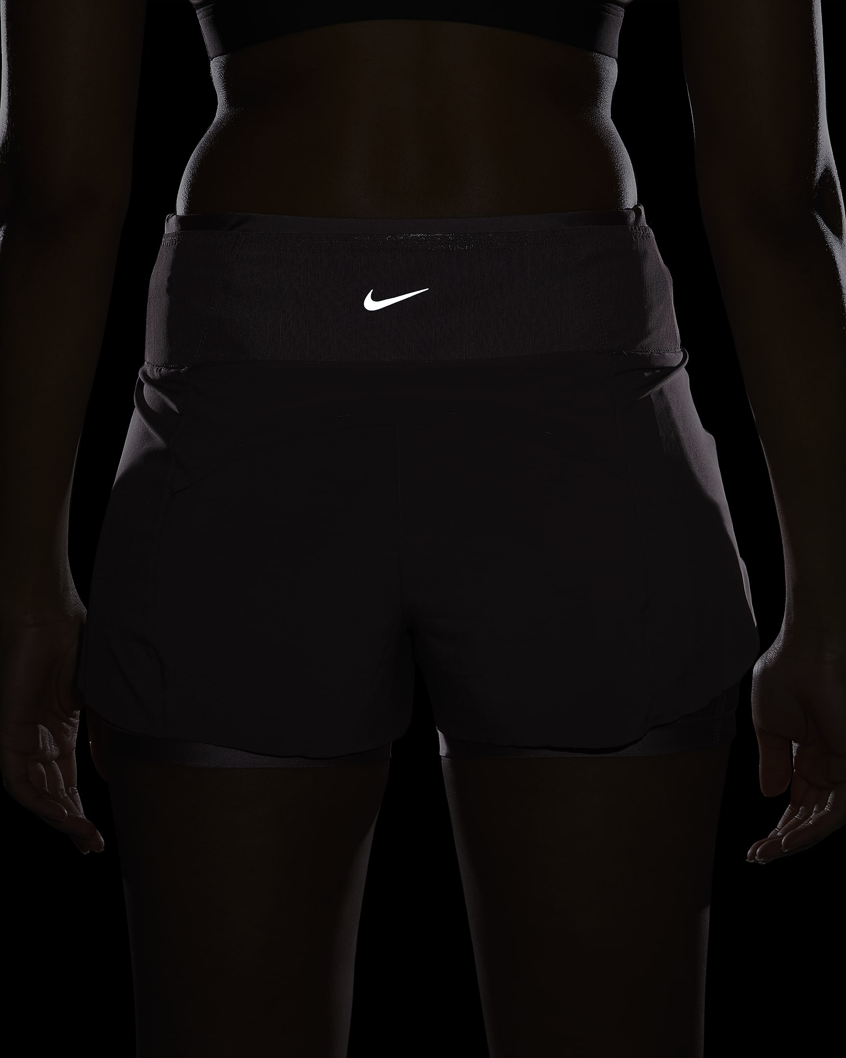 Shorts de running de tiro medio 2 en 1 de 8 cm con bolsillos para mujer Nike Dri-FIT Swift - Malva humeante