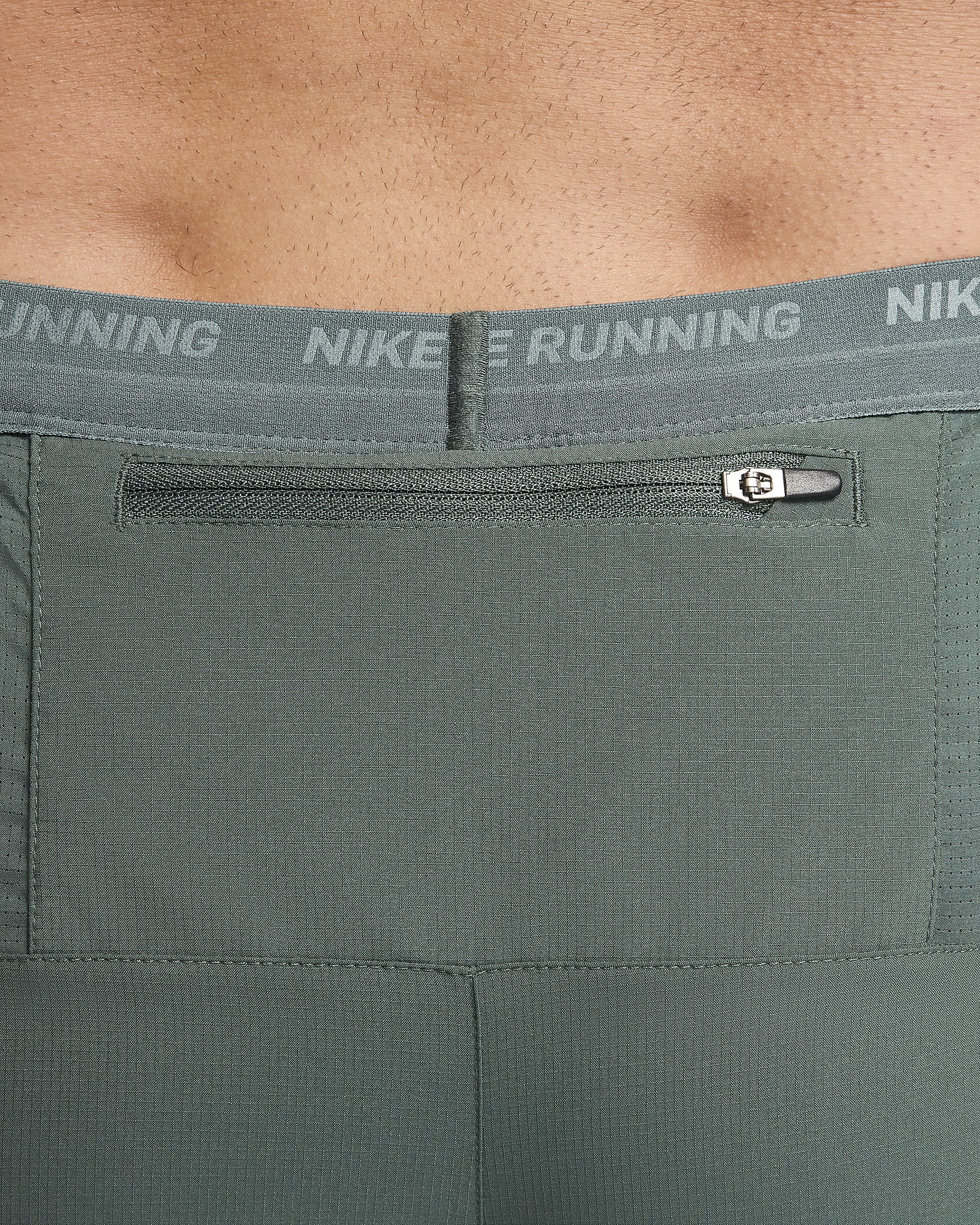 Nike Stride Dri-FIT 2-in-1 hardloopshorts voor heren (18 cm) - Vintage Green/Bicoastal/Zwart