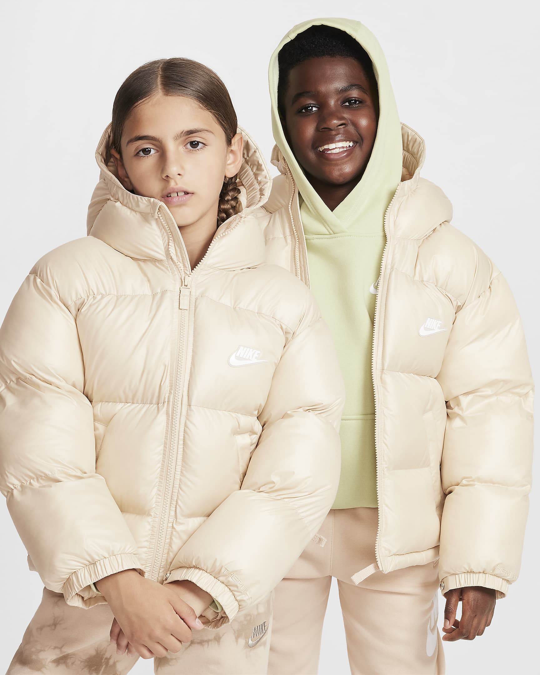 Nike Sportswear Heavyweight Synthetic Fill EasyOn Therma-FIT Repel lockere Jacke mit Kapuze für ältere Kinder - Sanddrift/Sanddrift/Weiß/Weiß