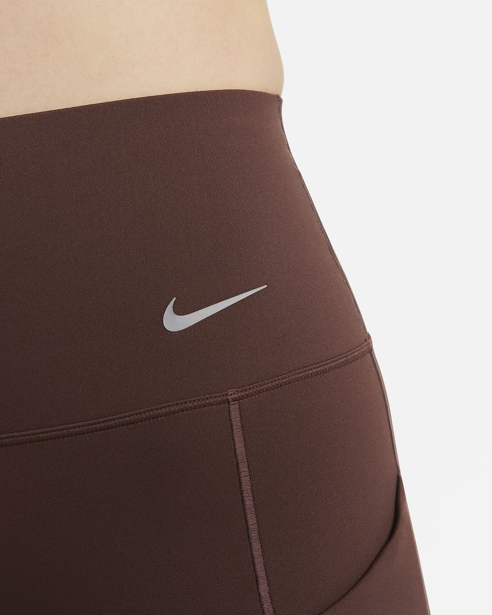 Shorts de ciclismo con bolsillos de 20 cm de tiro alto y media sujeción para mujer Nike Universa - Tierra/Negro