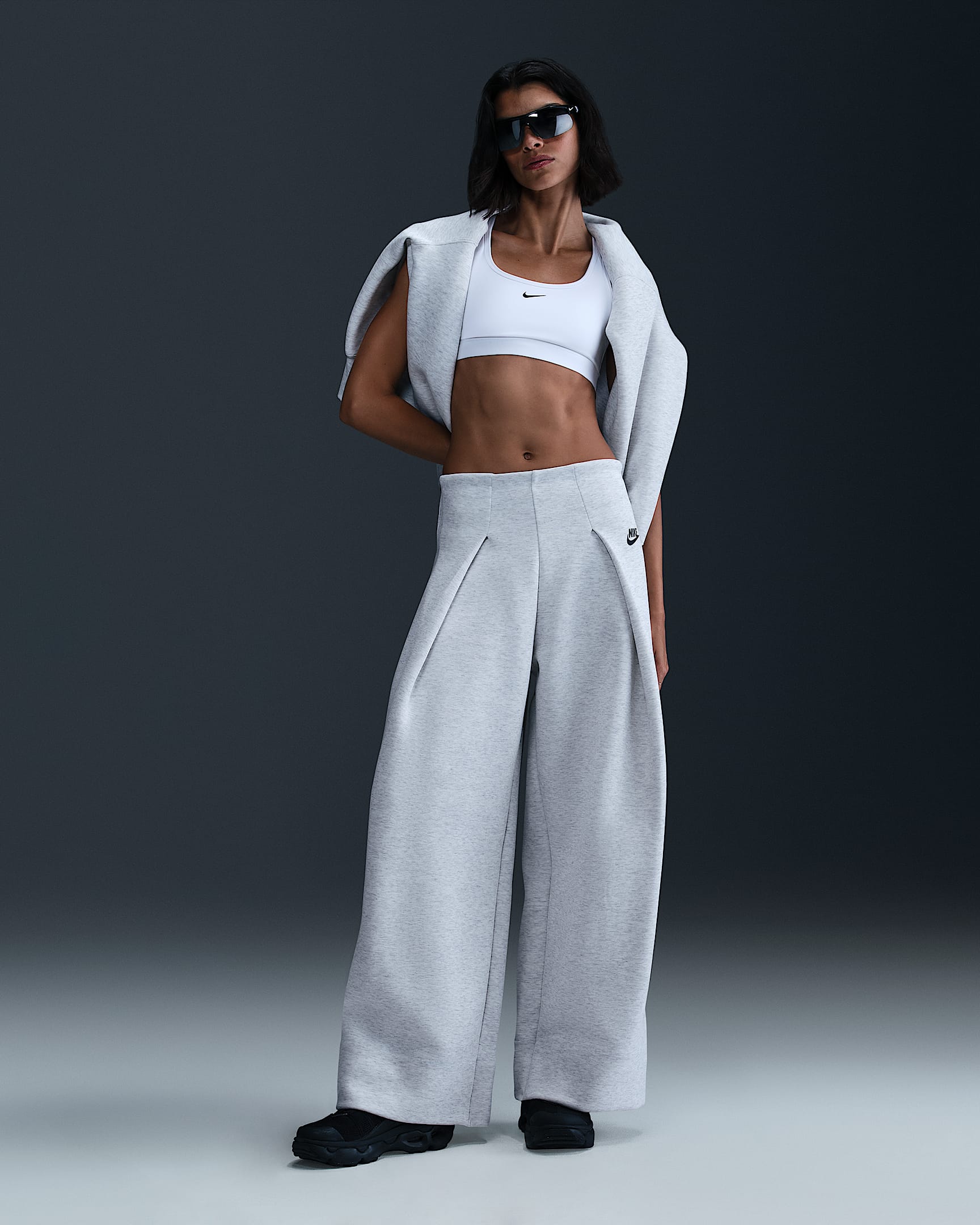 Nike Sportswear Tech Fleece Pants de tiro alto plisados para mujer - Gris claro/Jaspeado/Negro