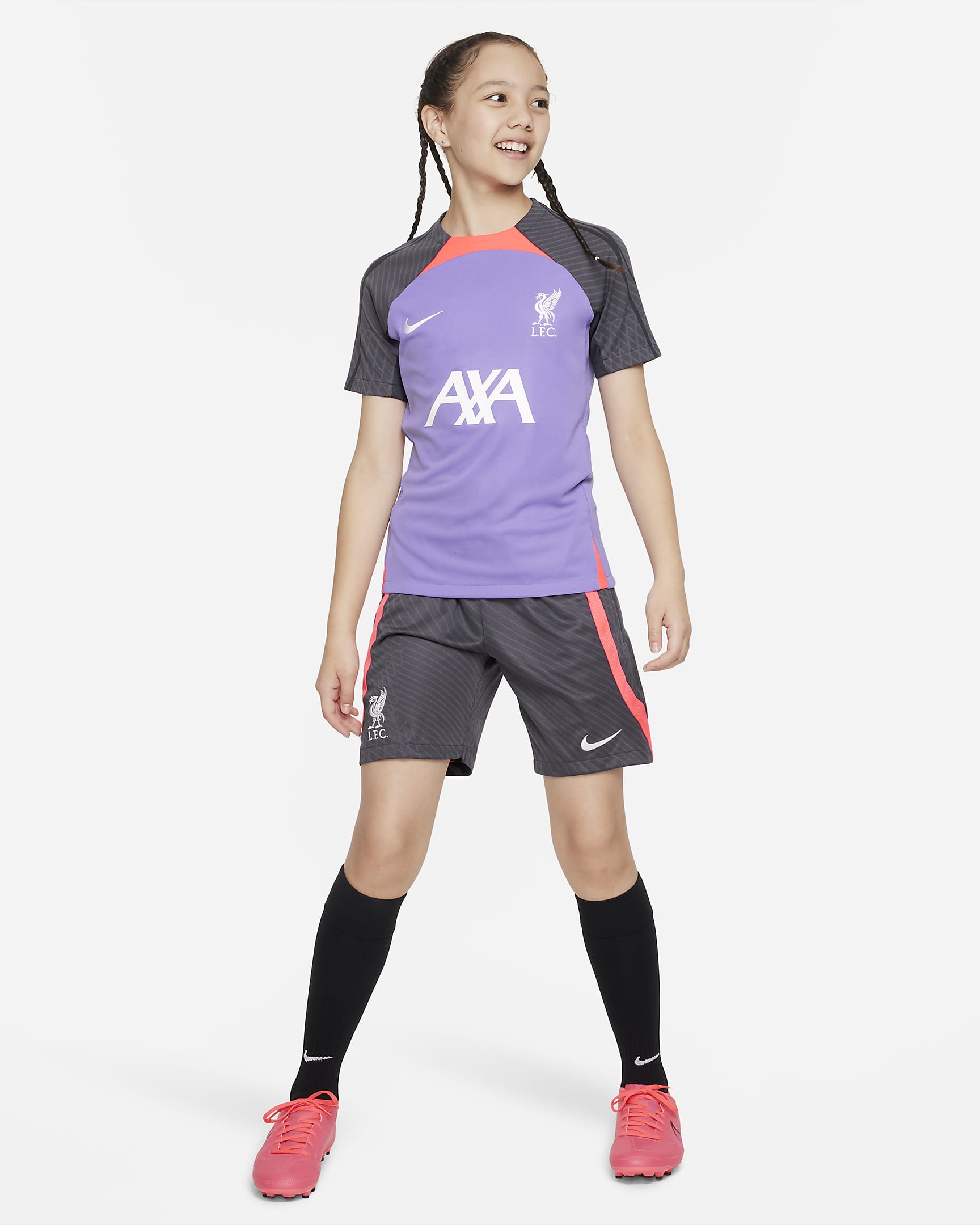 Liverpool F.C. Strike Third Older Kids' Nike DriFIT Football Short