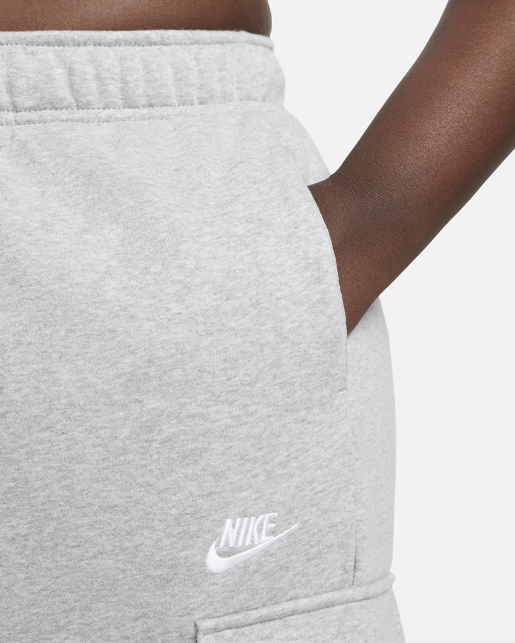 Nike Sportswear Club Fleece Women's Mid-Rise Oversized Cargo Sweatpants (Plus Size) - Dark Grey Heather/White