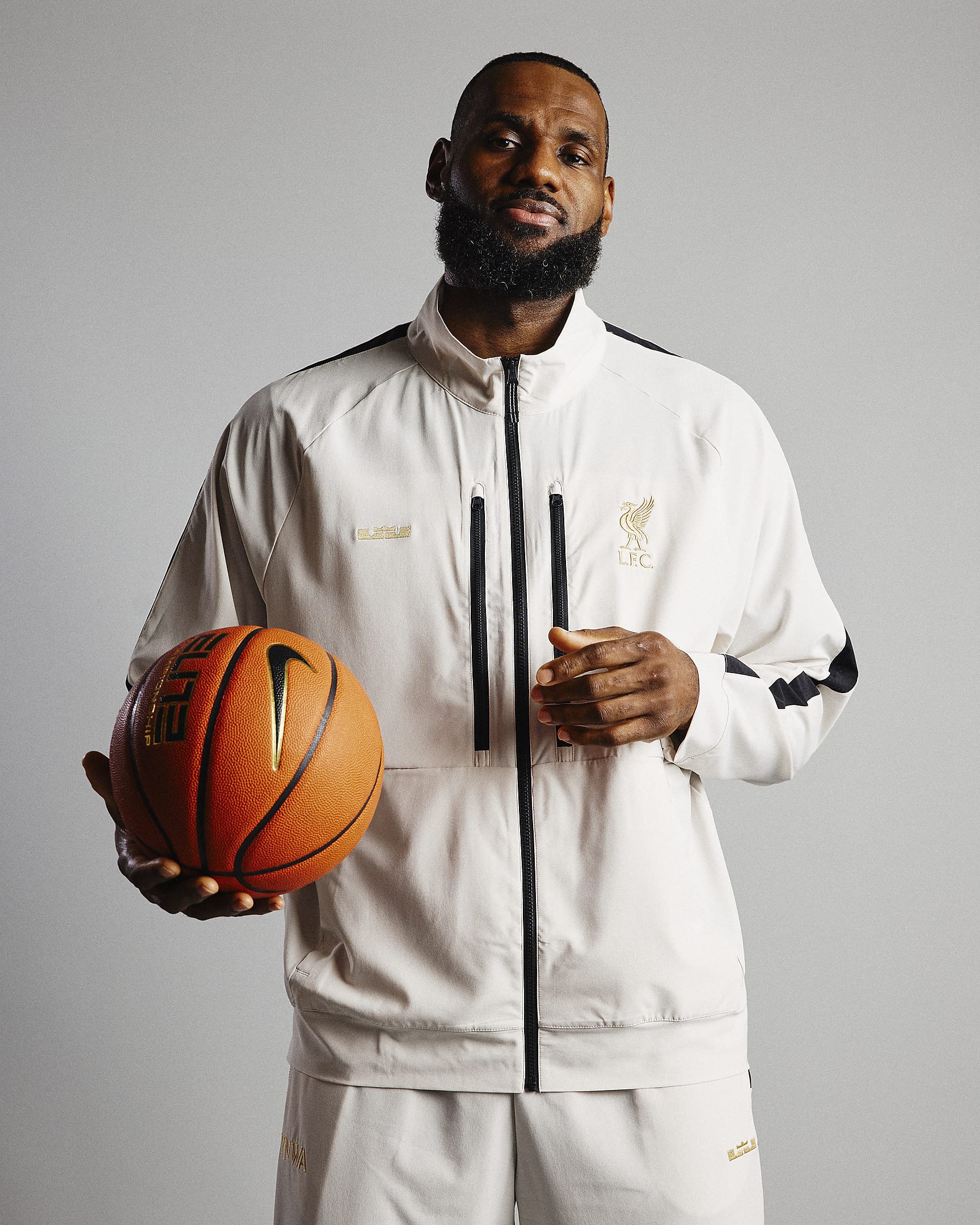 Survêtement de basket Dri-FIT LeBron x Liverpool FC pour homme - Light Orewood Brown/Noir/Truly Gold