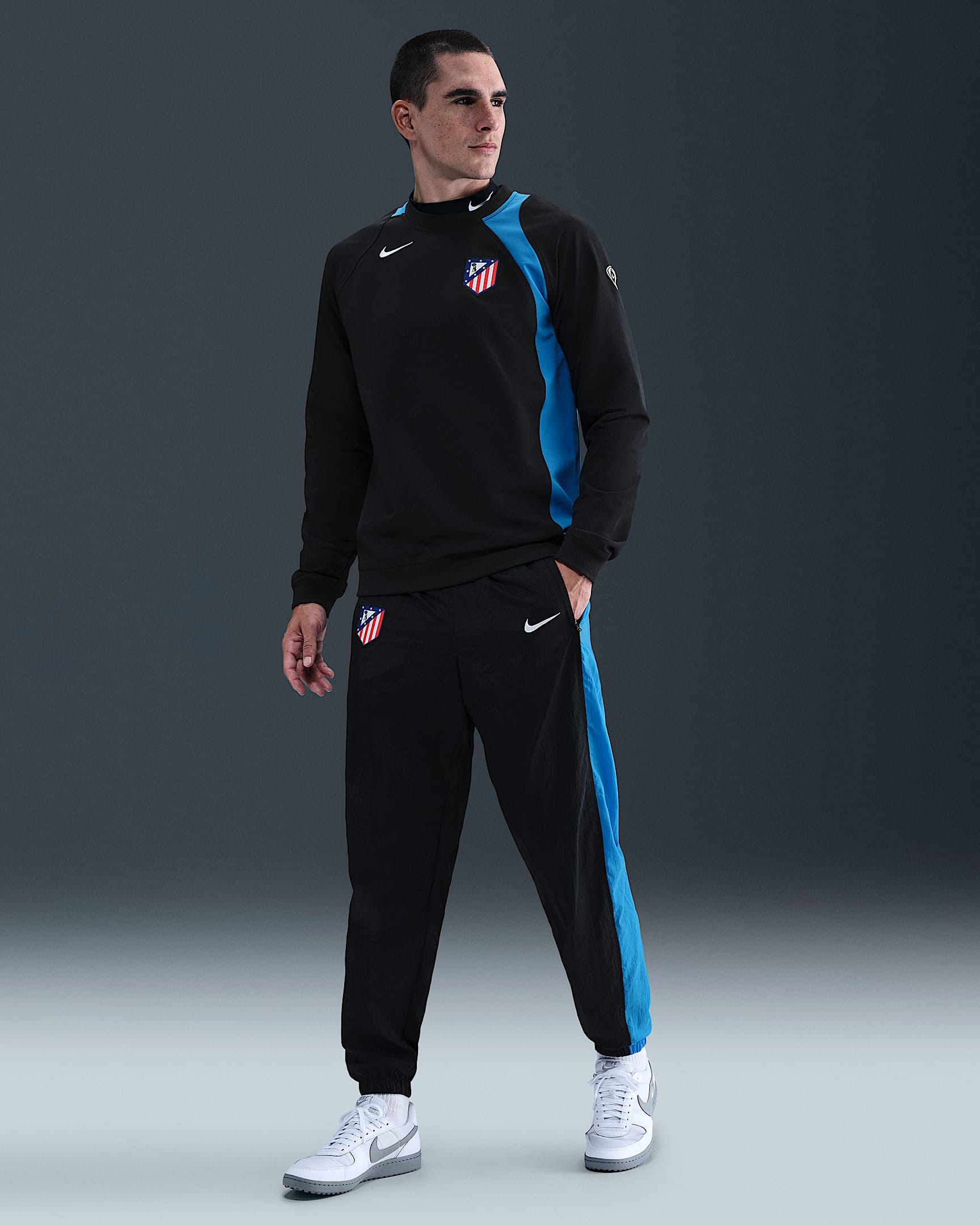 Track pants da calcio in tessuto Nike Total 90 Atlético de Madrid da uomo – Terza - Nero/Photo Blue/Bianco