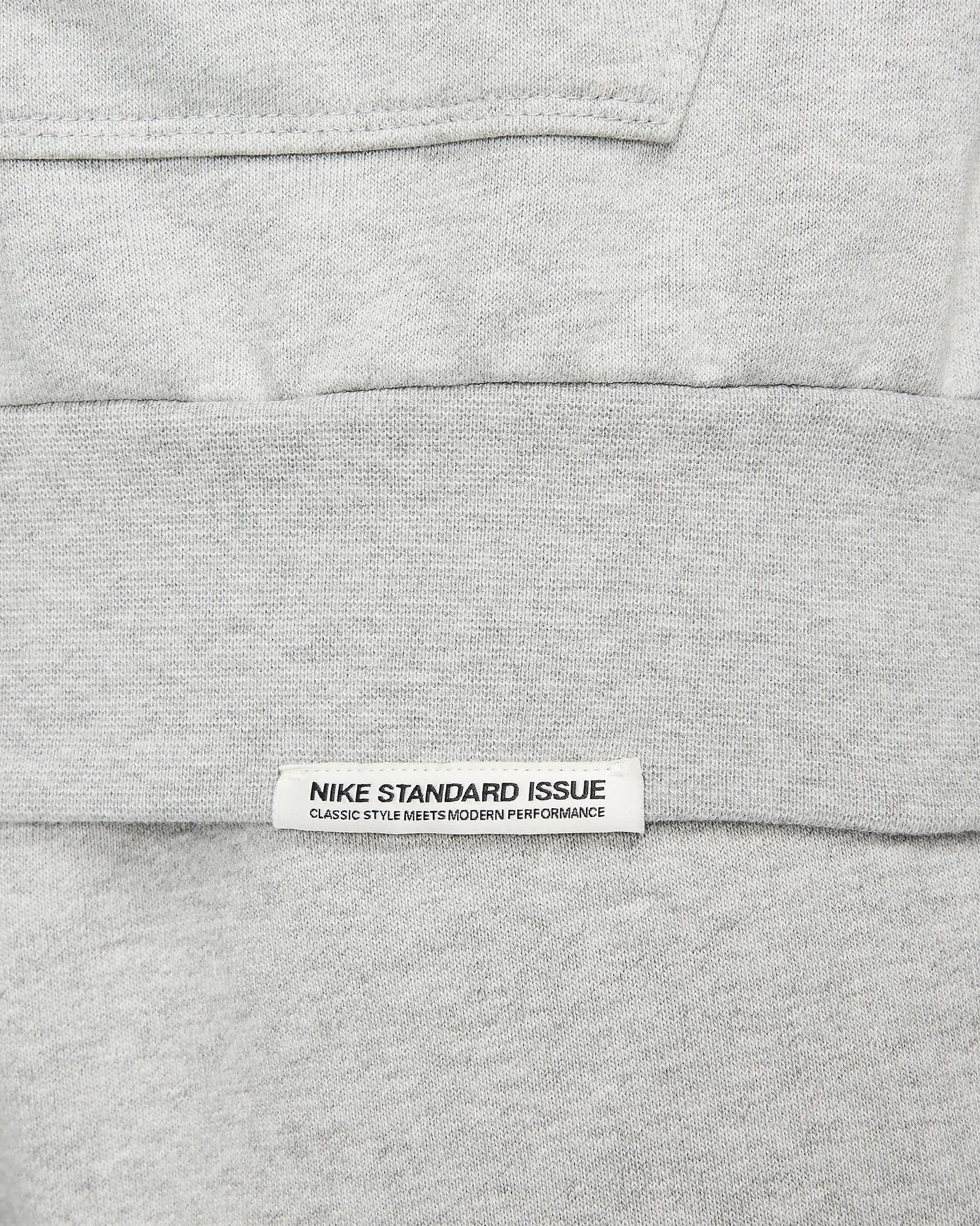 Nike Standard Issue Dri-FIT belebújós, kapucnis férfipulóver kosárlabdához - Dark Grey Heather/Pale Ivory